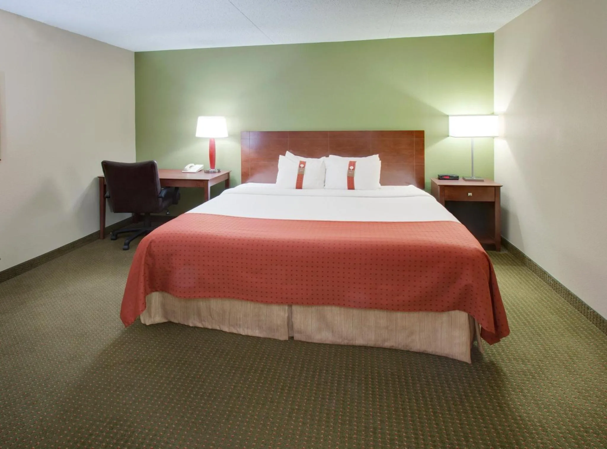 Photo of the whole room, Bed in DoubleTree by Hilton Austin, MN