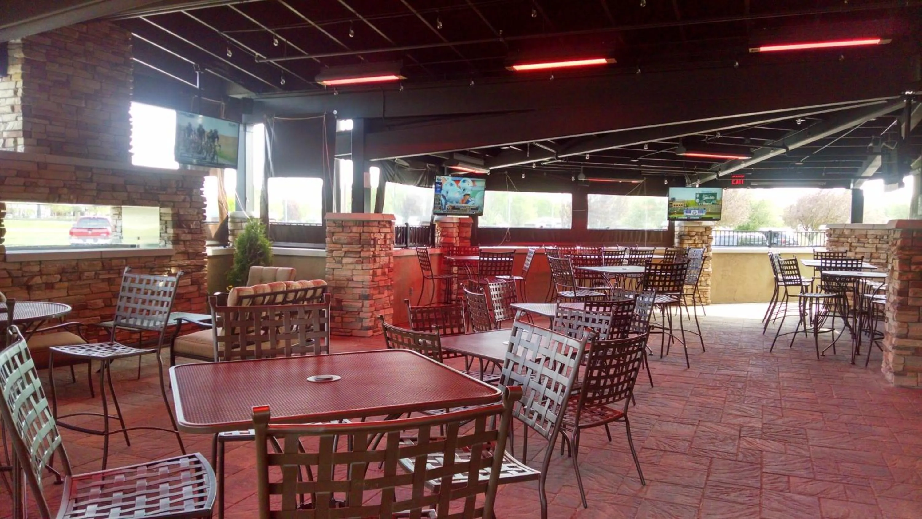 Lounge or bar in DoubleTree by Hilton Austin, MN