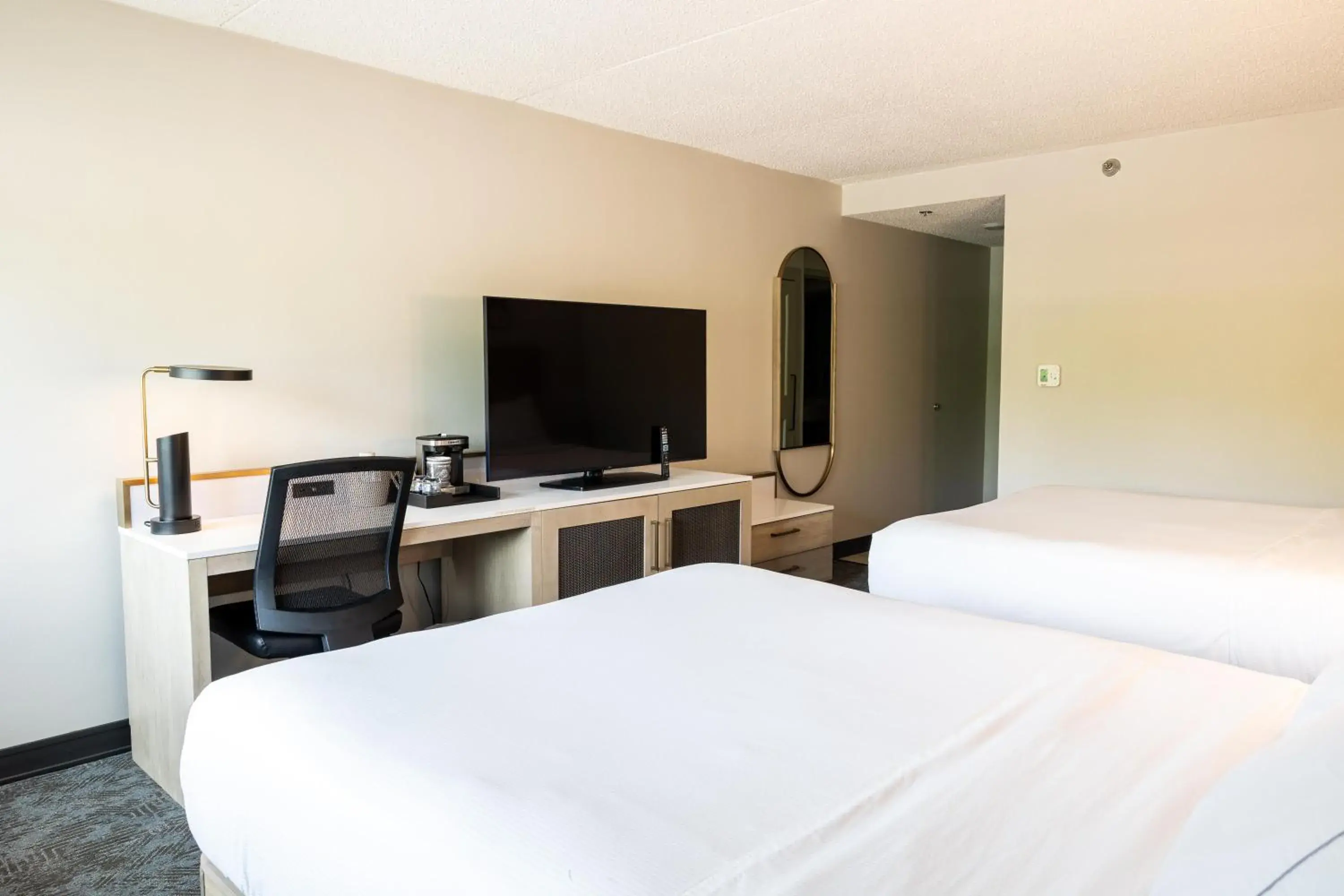 Bedroom, Bed in DoubleTree by Hilton Austin, MN Bedroom, Bed in DoubleTree by Hilton Austin, MN