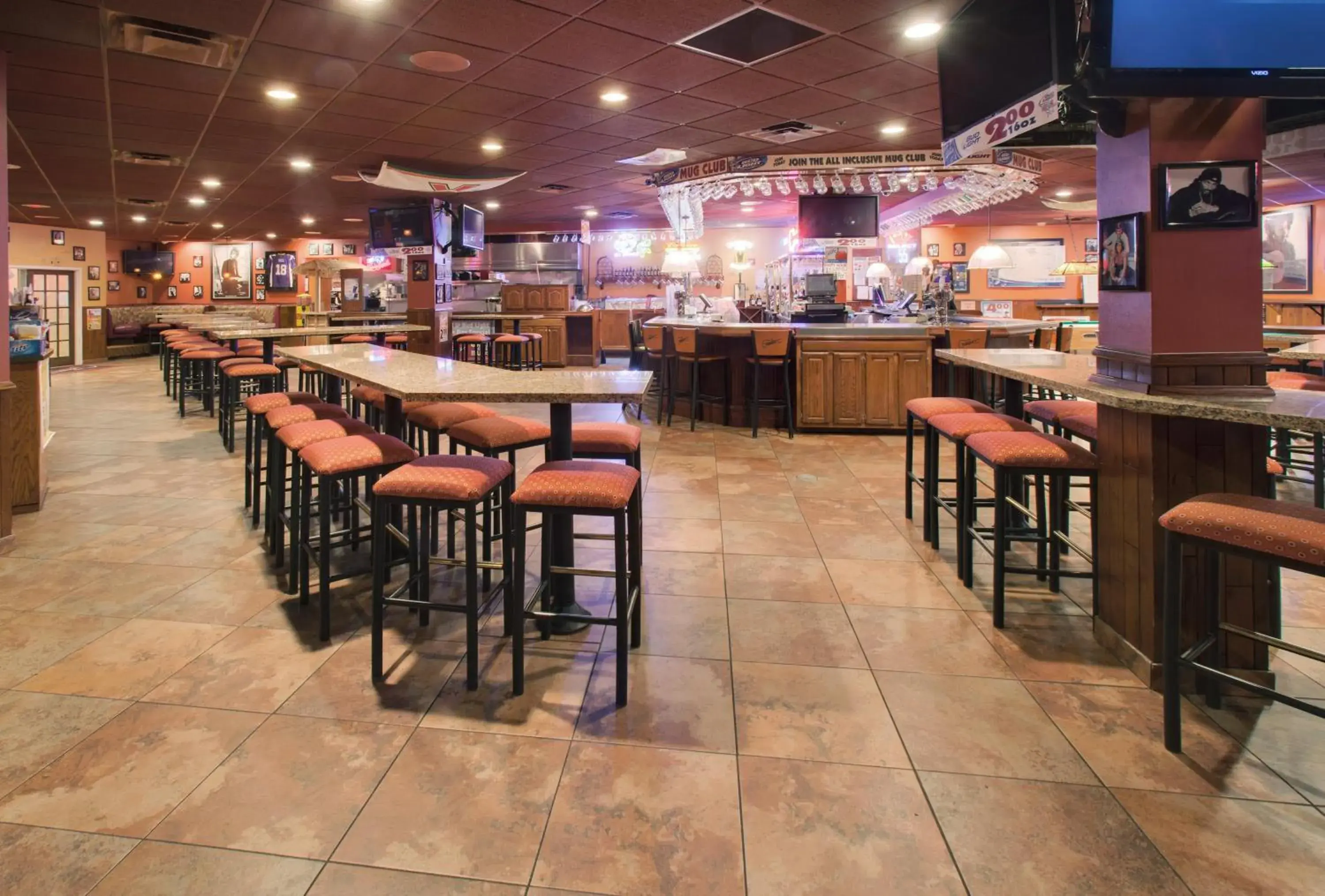 Lounge or bar in DoubleTree by Hilton Austin, MN Lounge or bar in DoubleTree by Hilton Austin, MN