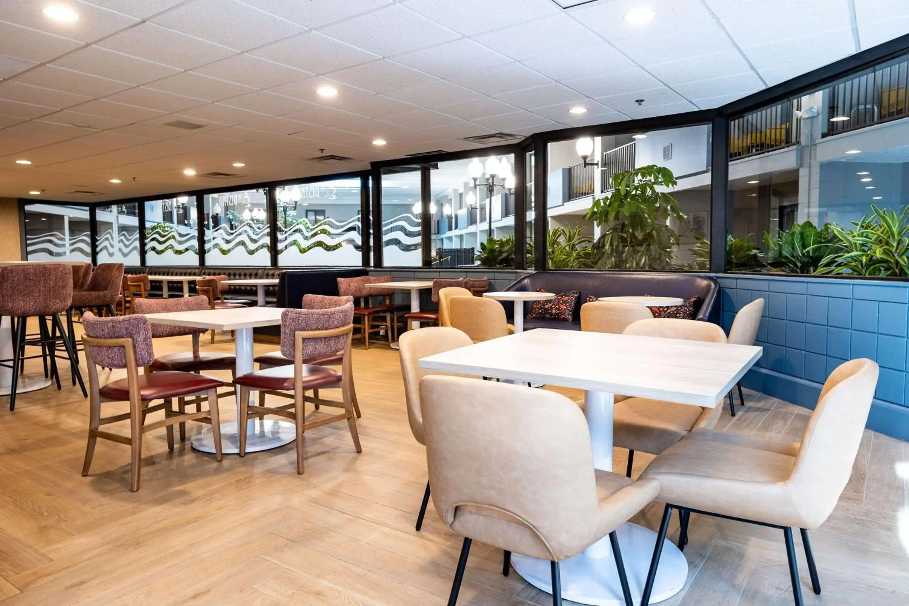 Restaurant/places to eat in DoubleTree by Hilton Austin, MN Restaurant/places to eat in DoubleTree by Hilton Austin, MN