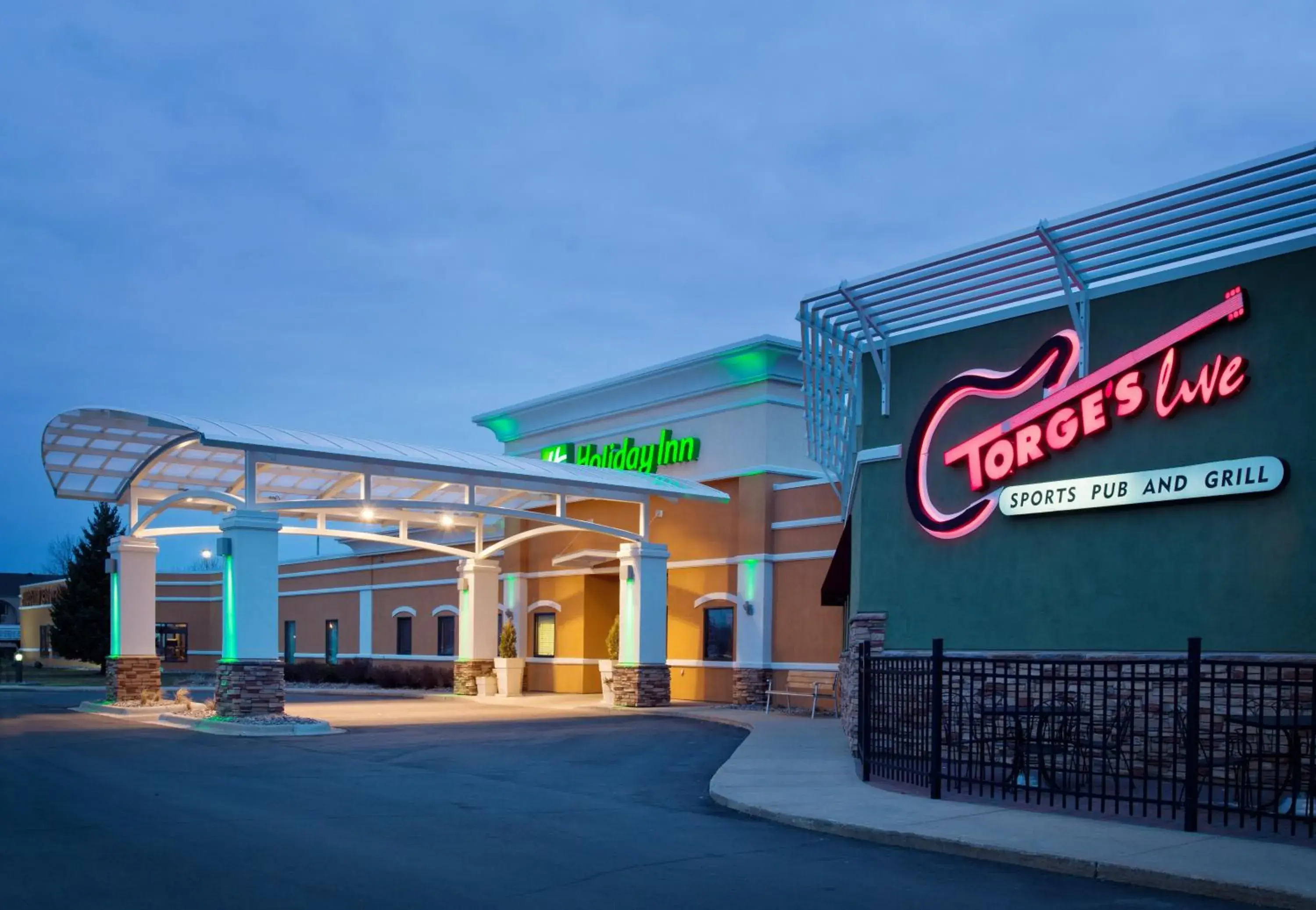 Property building in DoubleTree by Hilton Austin, MN Property building in DoubleTree by Hilton Austin, MN