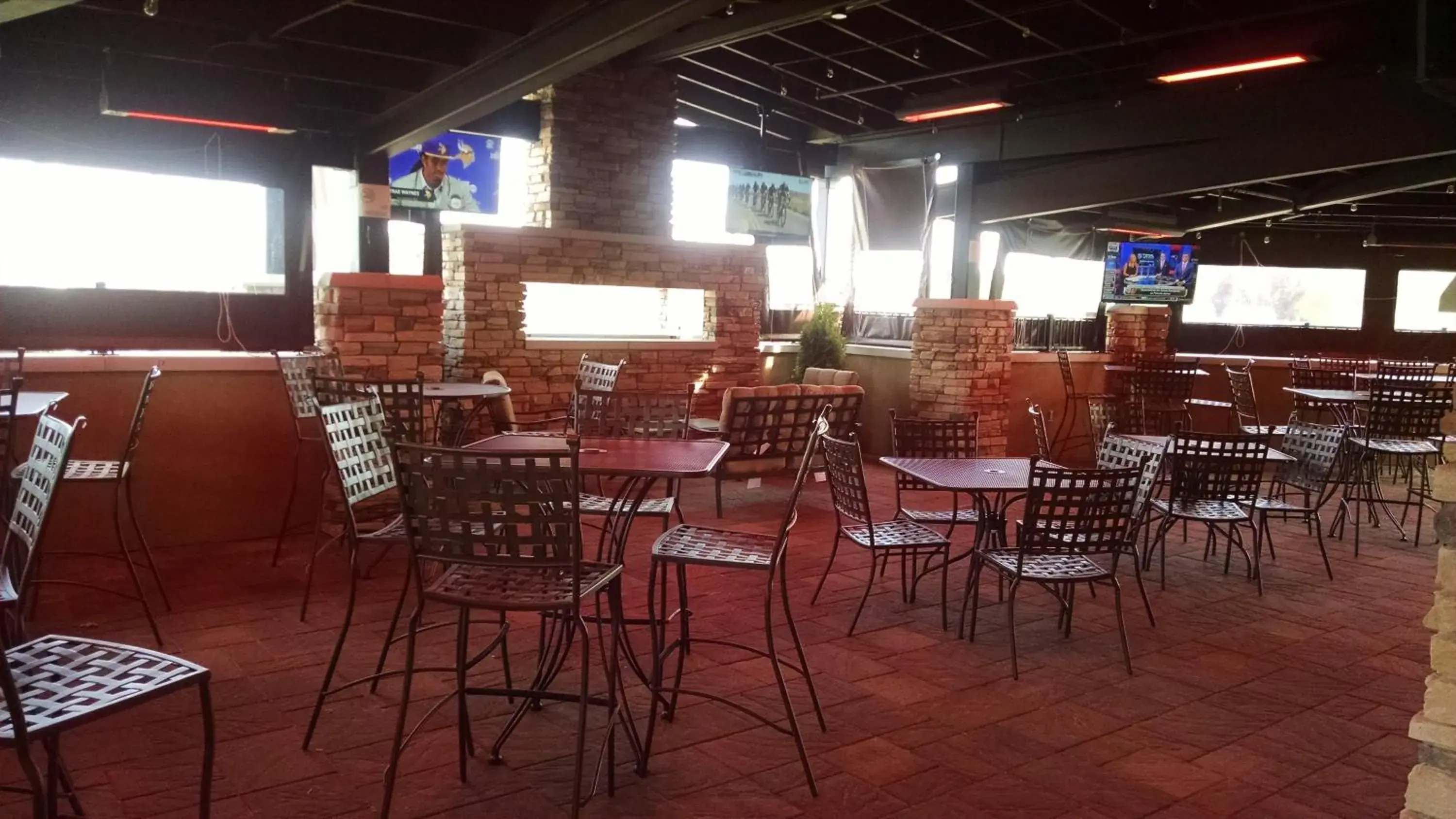 Lounge or bar in DoubleTree by Hilton Austin, MN Lounge or bar in DoubleTree by Hilton Austin, MN