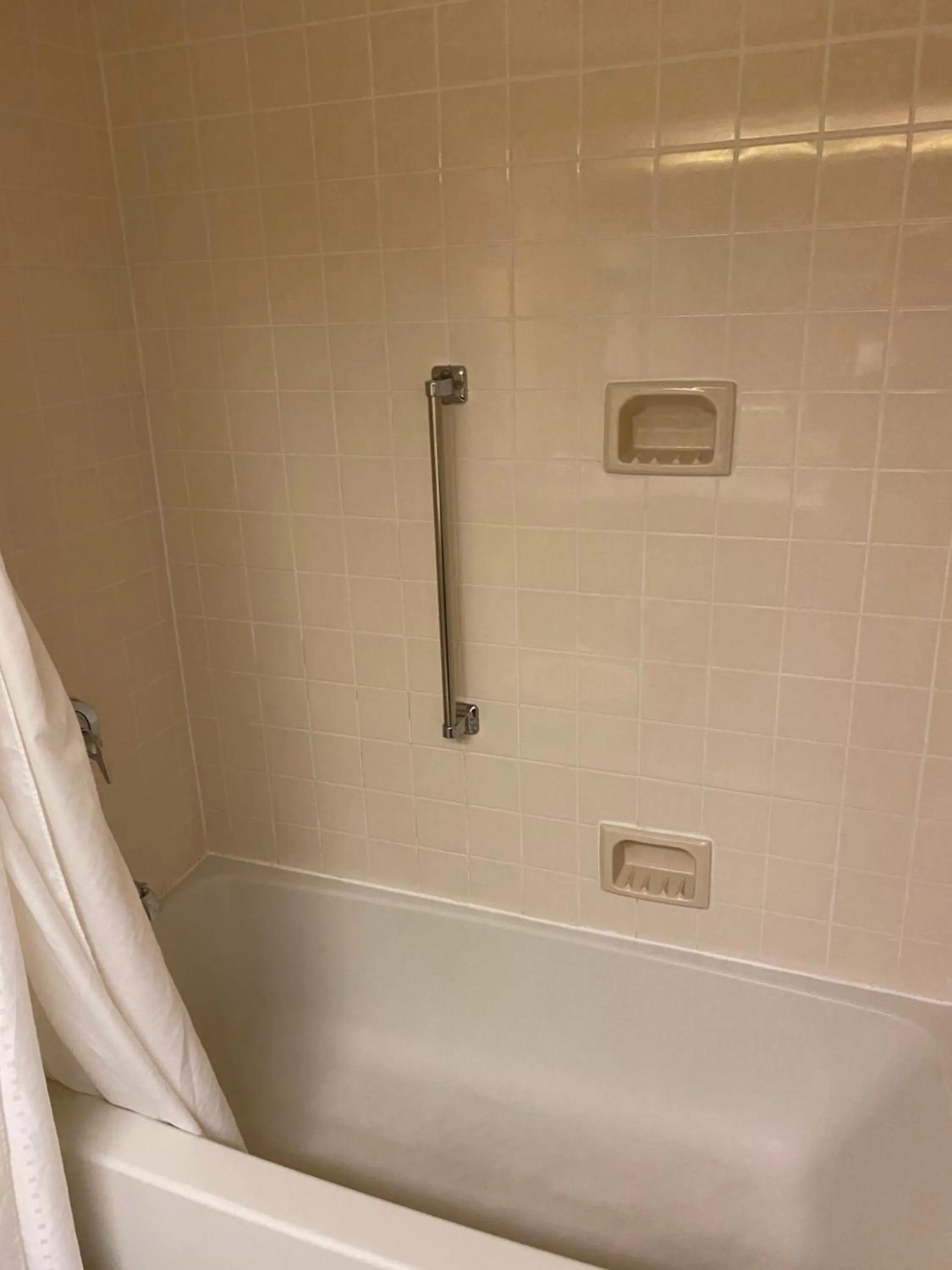 Bath in DoubleTree by Hilton Austin, MN