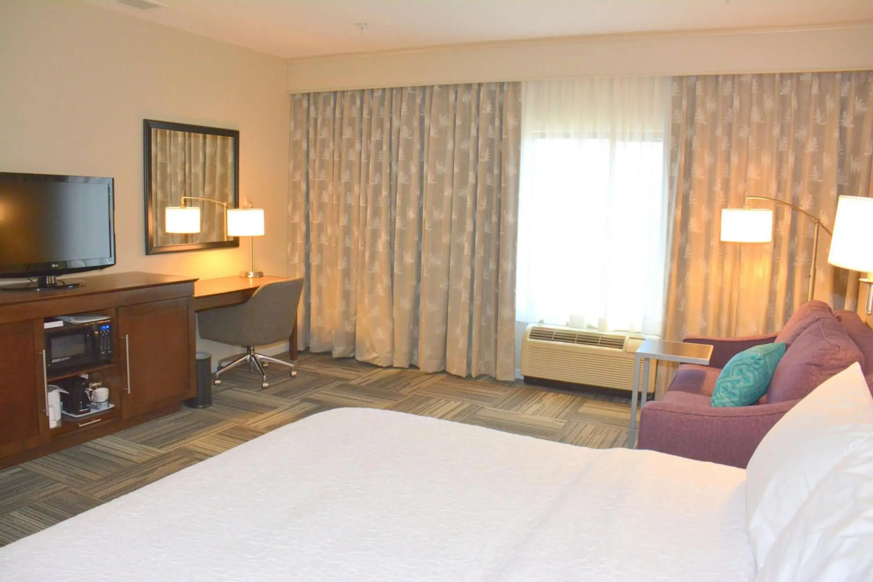 King Room with Sofa Bed and Study - Non-Smoking in Hampton Inn Grand Junction King Room with Sofa Bed and Study - Non-Smoking in Hampton Inn Grand Junction