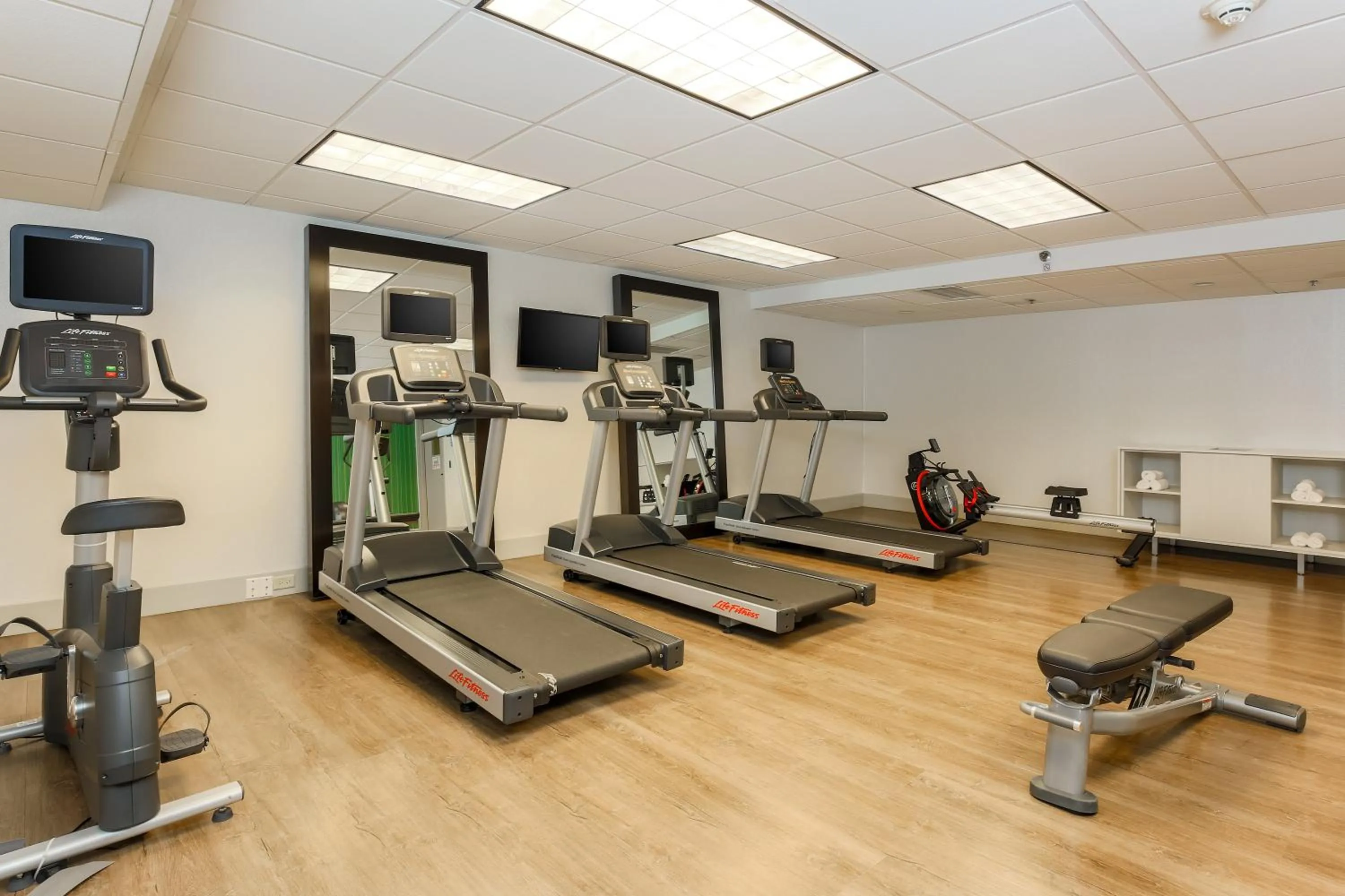 Fitness centre/facilities in Holiday Inn Express Milwaukee - West Medical Center by IHG