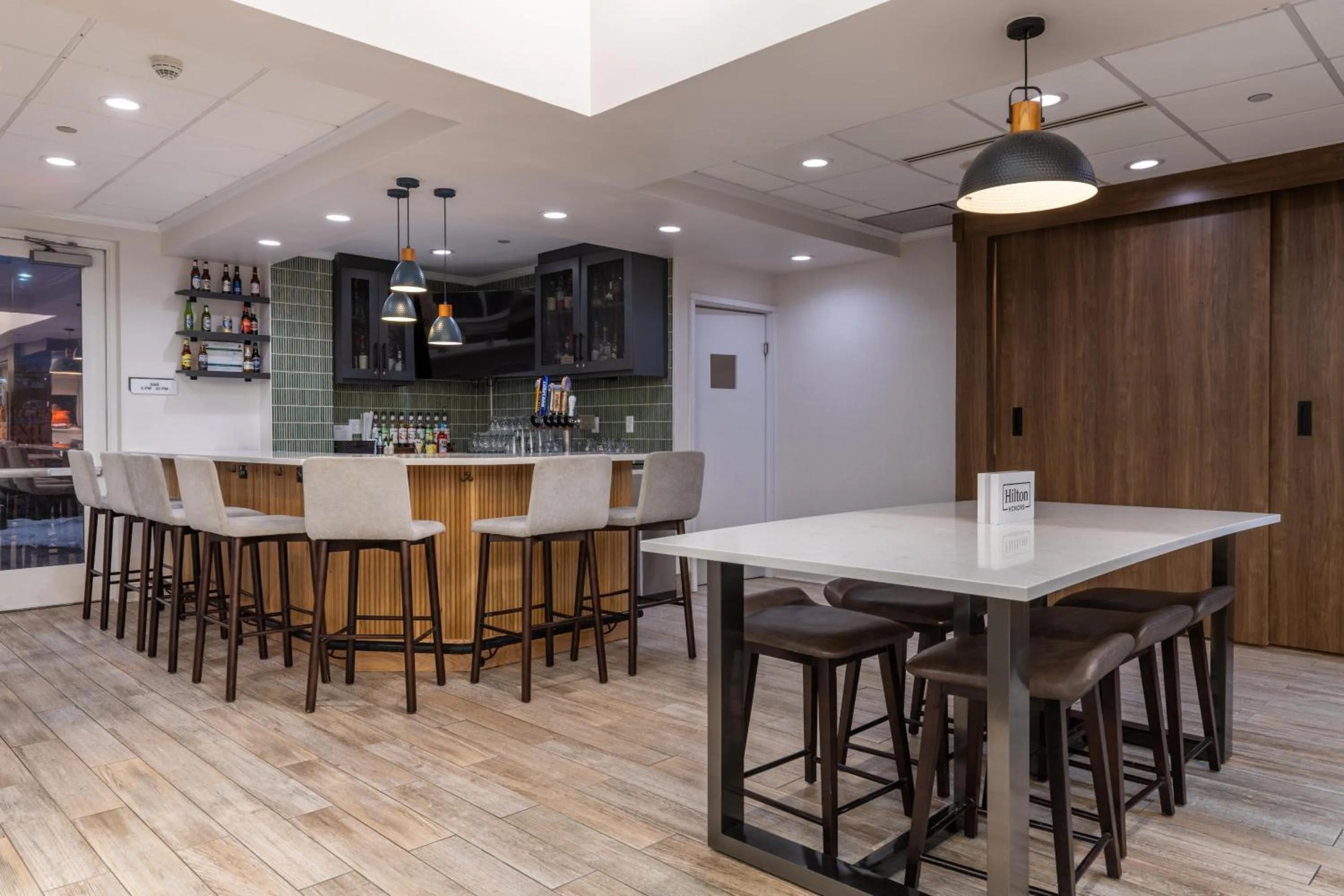 Lounge or bar in Hilton Garden Inn Auburn Riverwatch