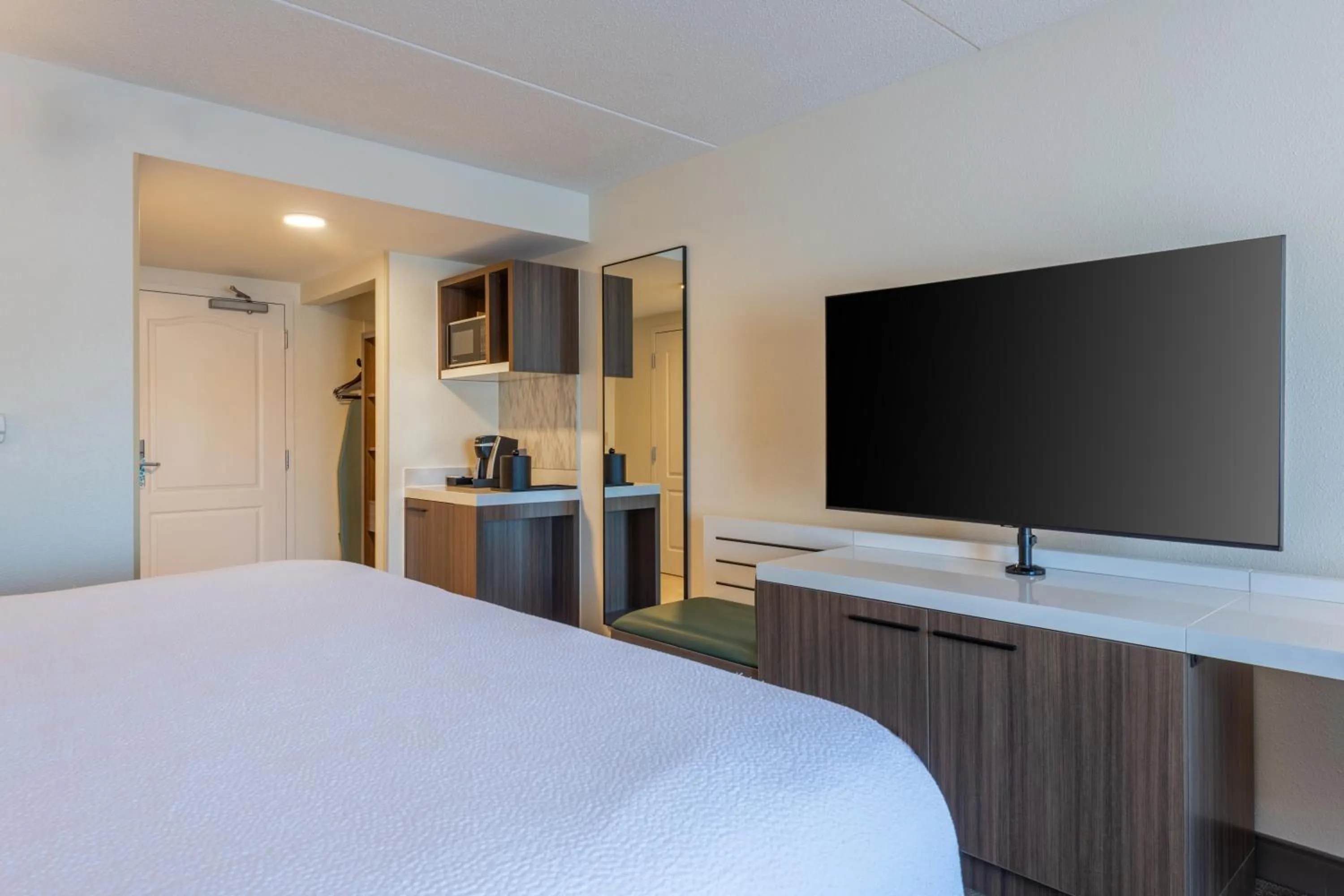 Bed in Hilton Garden Inn Auburn Riverwatch