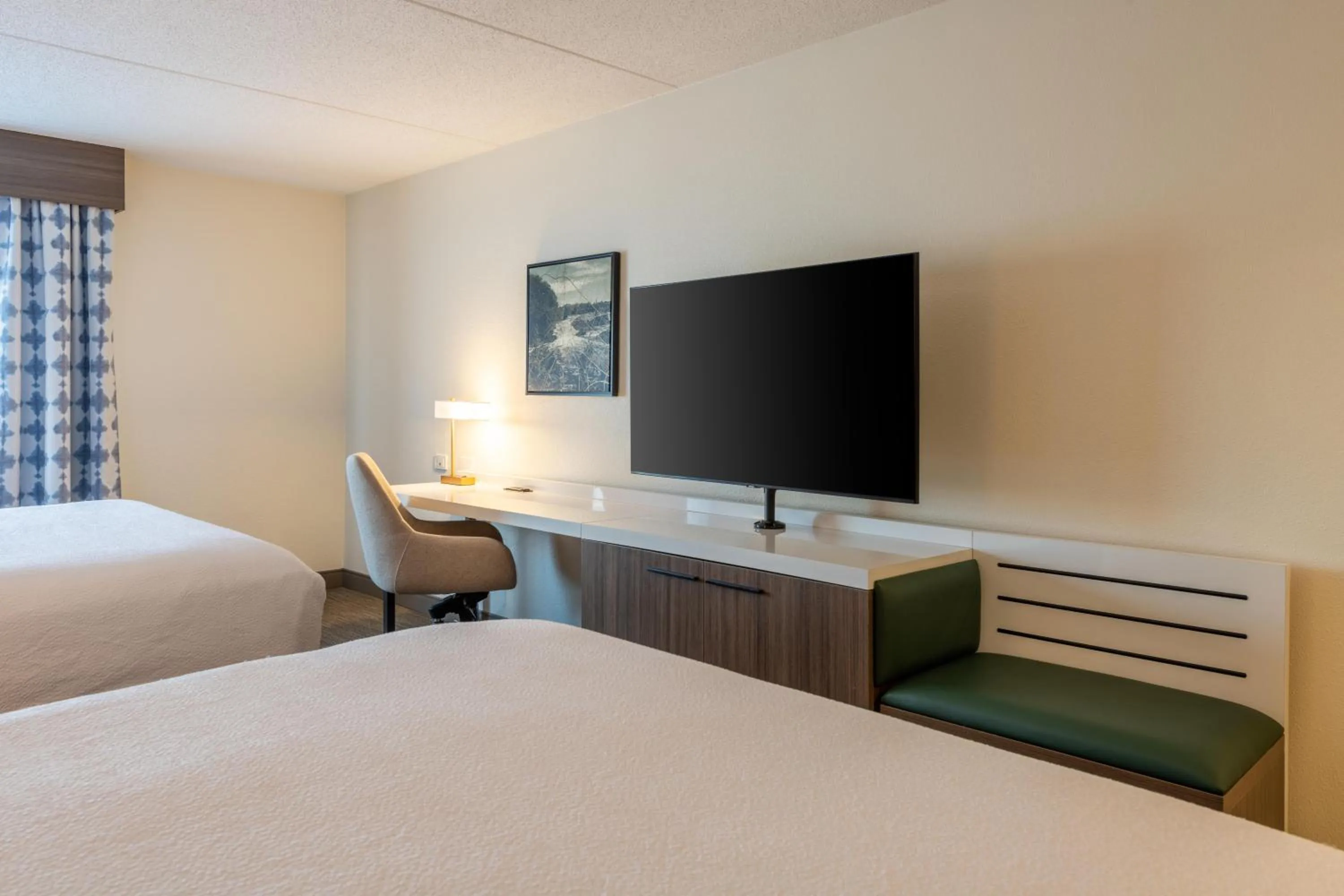 Bed in Hilton Garden Inn Auburn Riverwatch