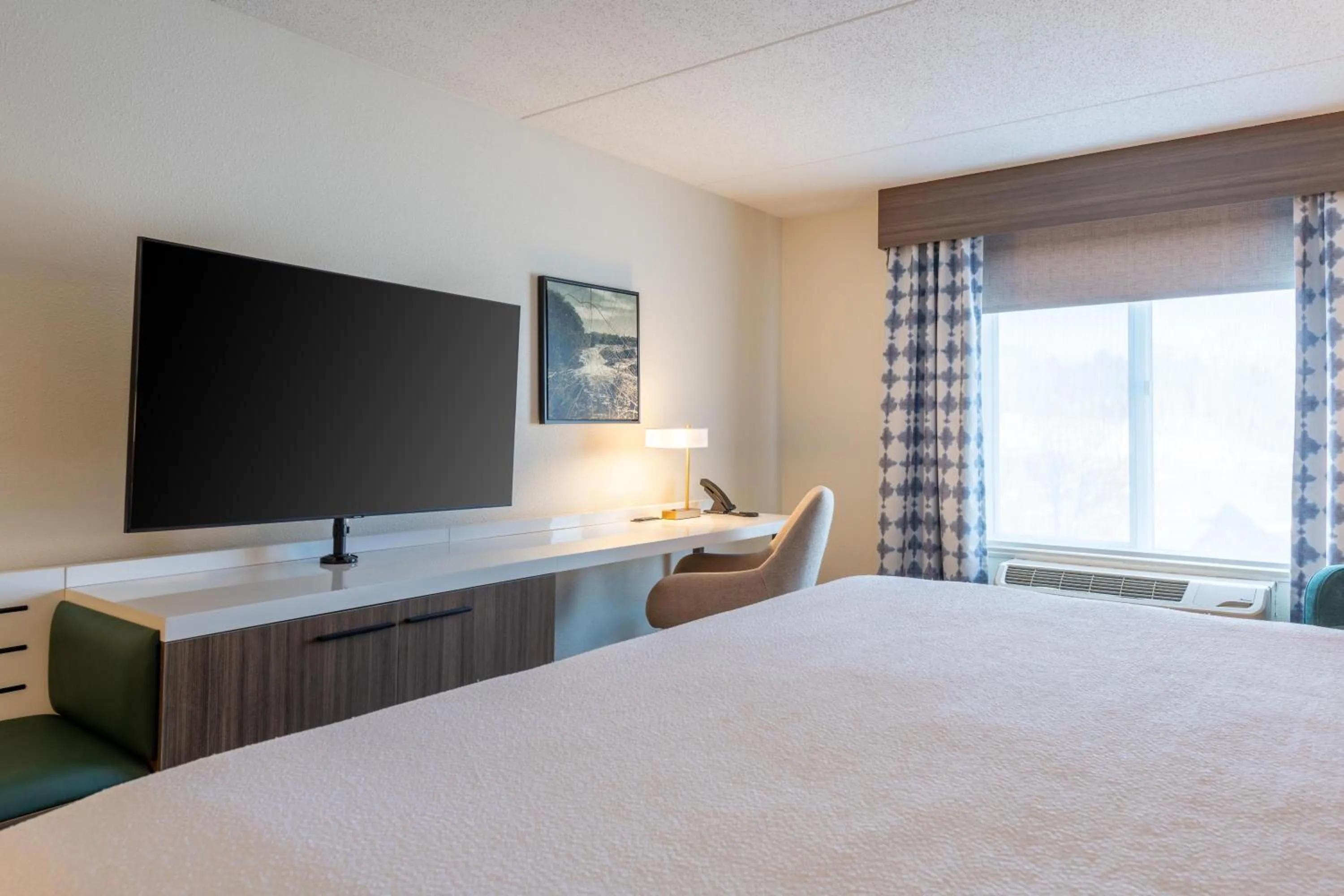 Bed in Hilton Garden Inn Auburn Riverwatch