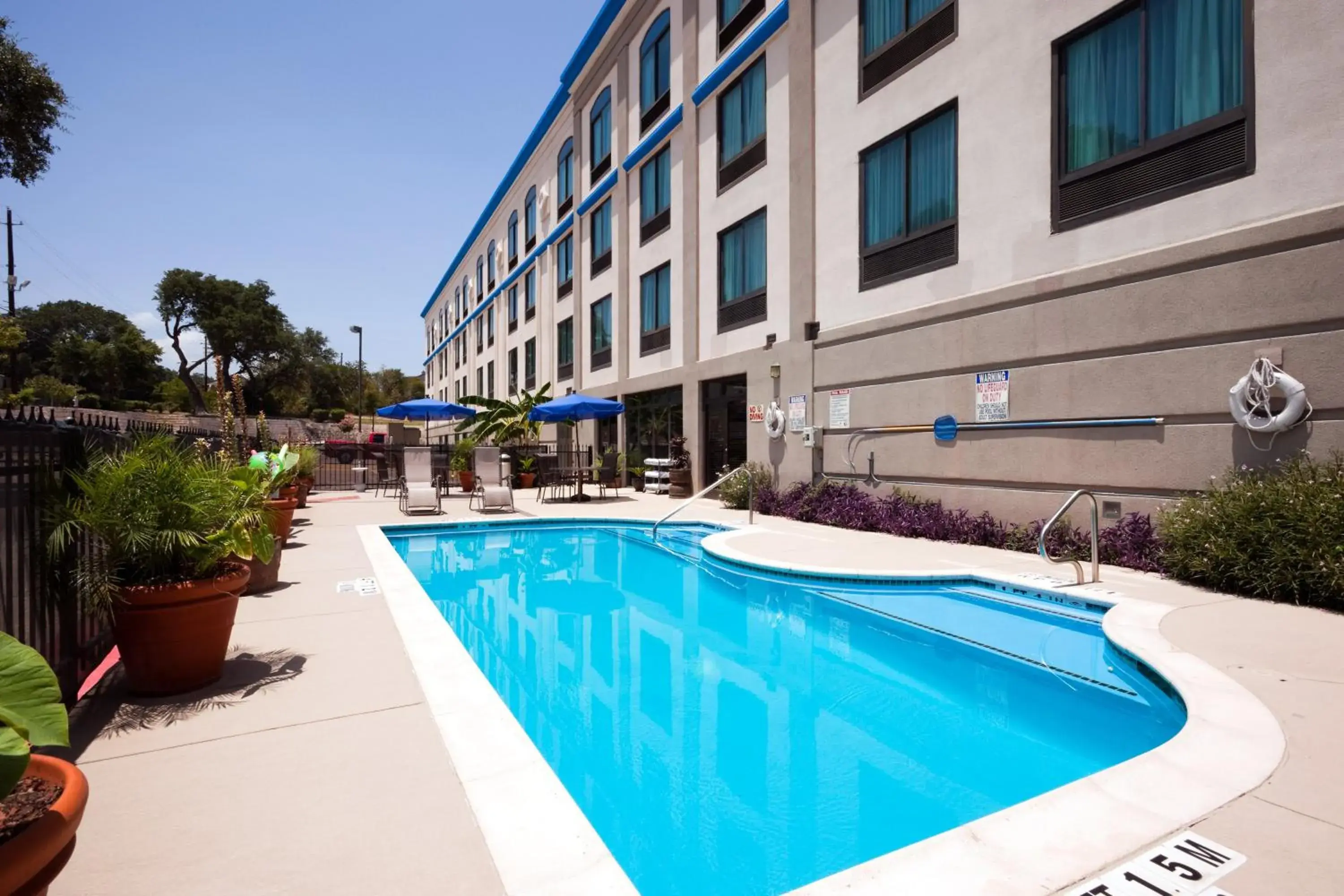 Swimming pool in Holiday Inn Express & Suites Austin North Central by IHG Swimming pool in Holiday Inn Express & Suites Austin North Central by IHG
