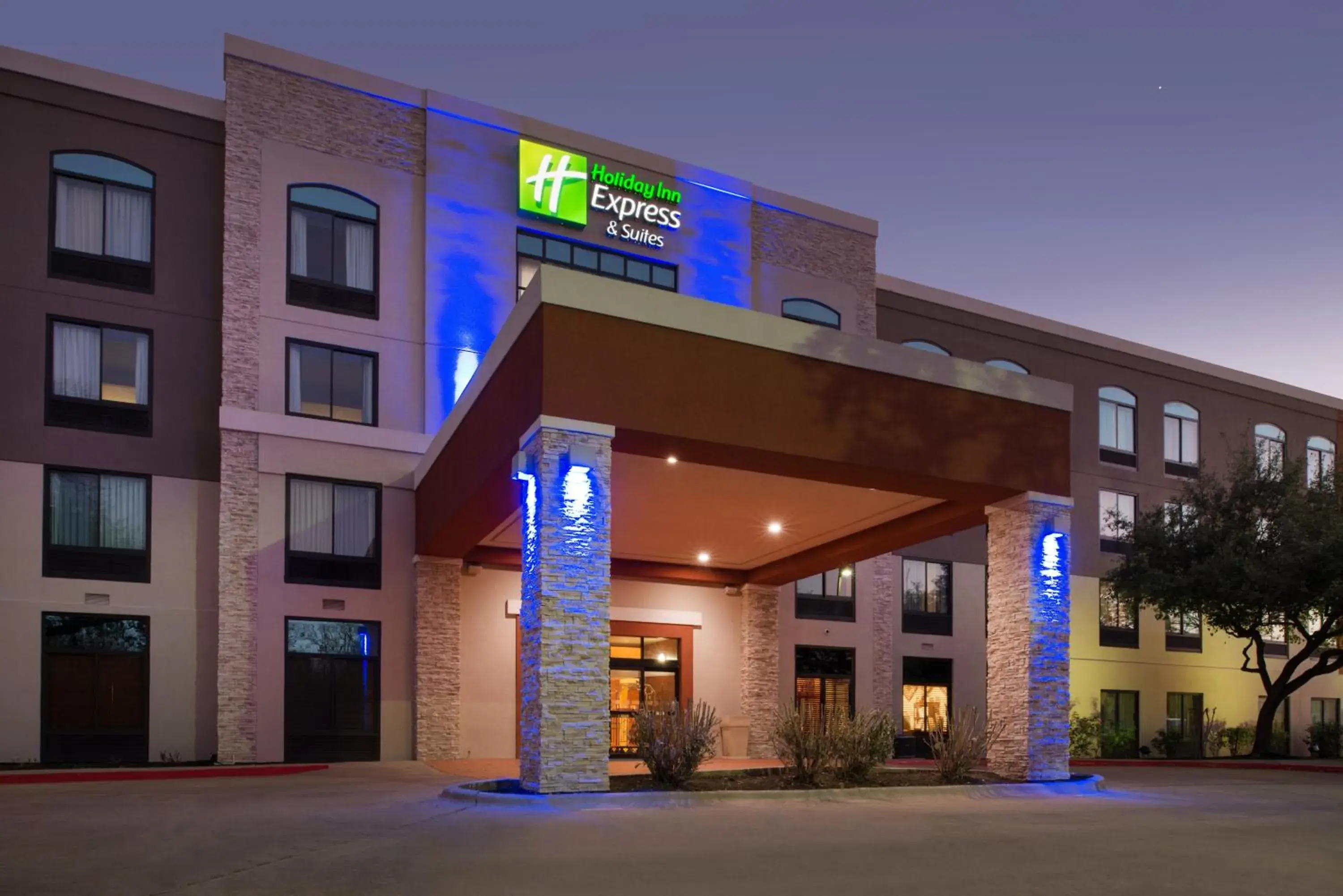 Property building in Holiday Inn Express & Suites Austin North Central by IHG Property building in Holiday Inn Express & Suites Austin North Central by IHG