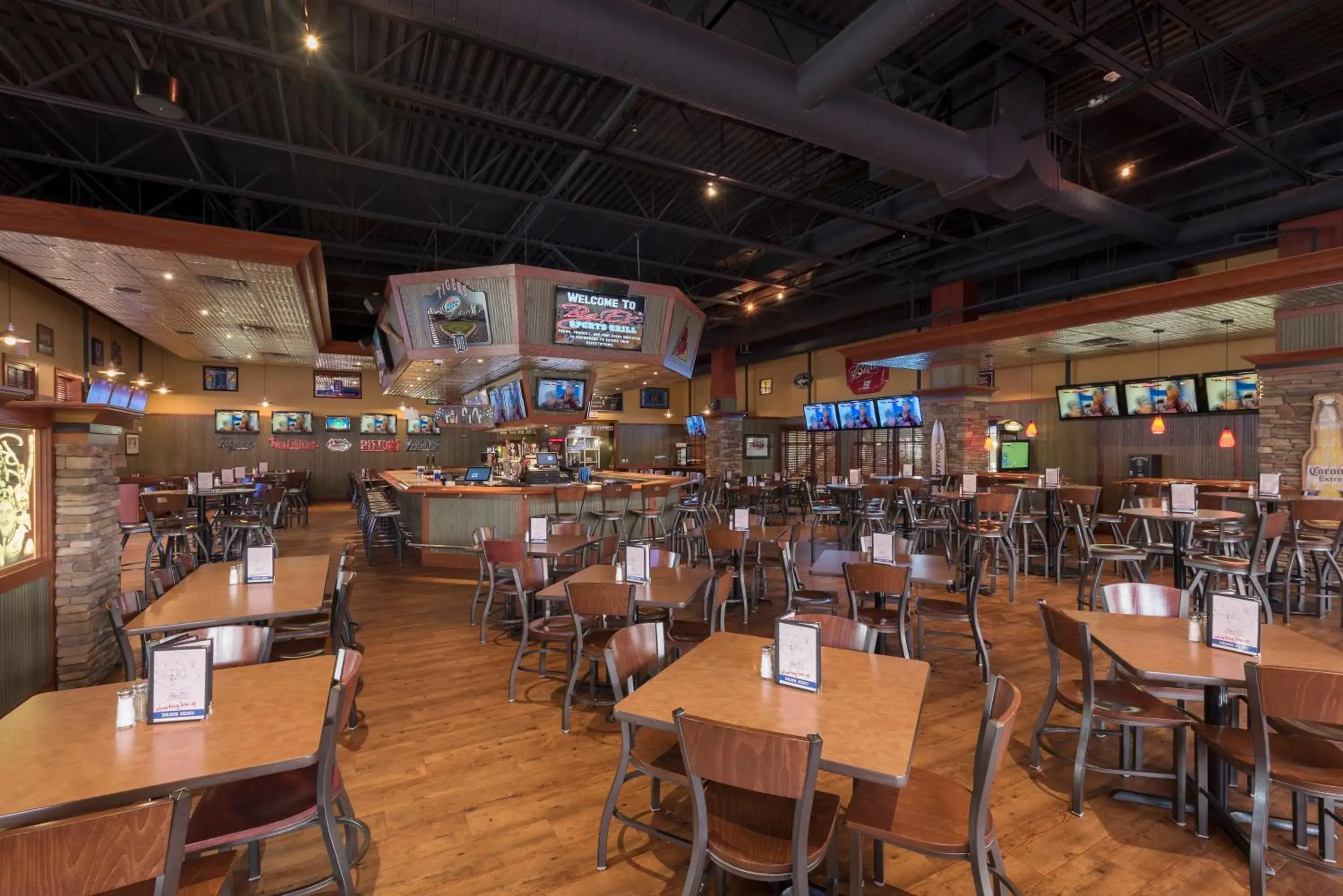 Lounge or bar in Holiday Inn Midland by IHG Lounge or bar in Holiday Inn Midland by IHG