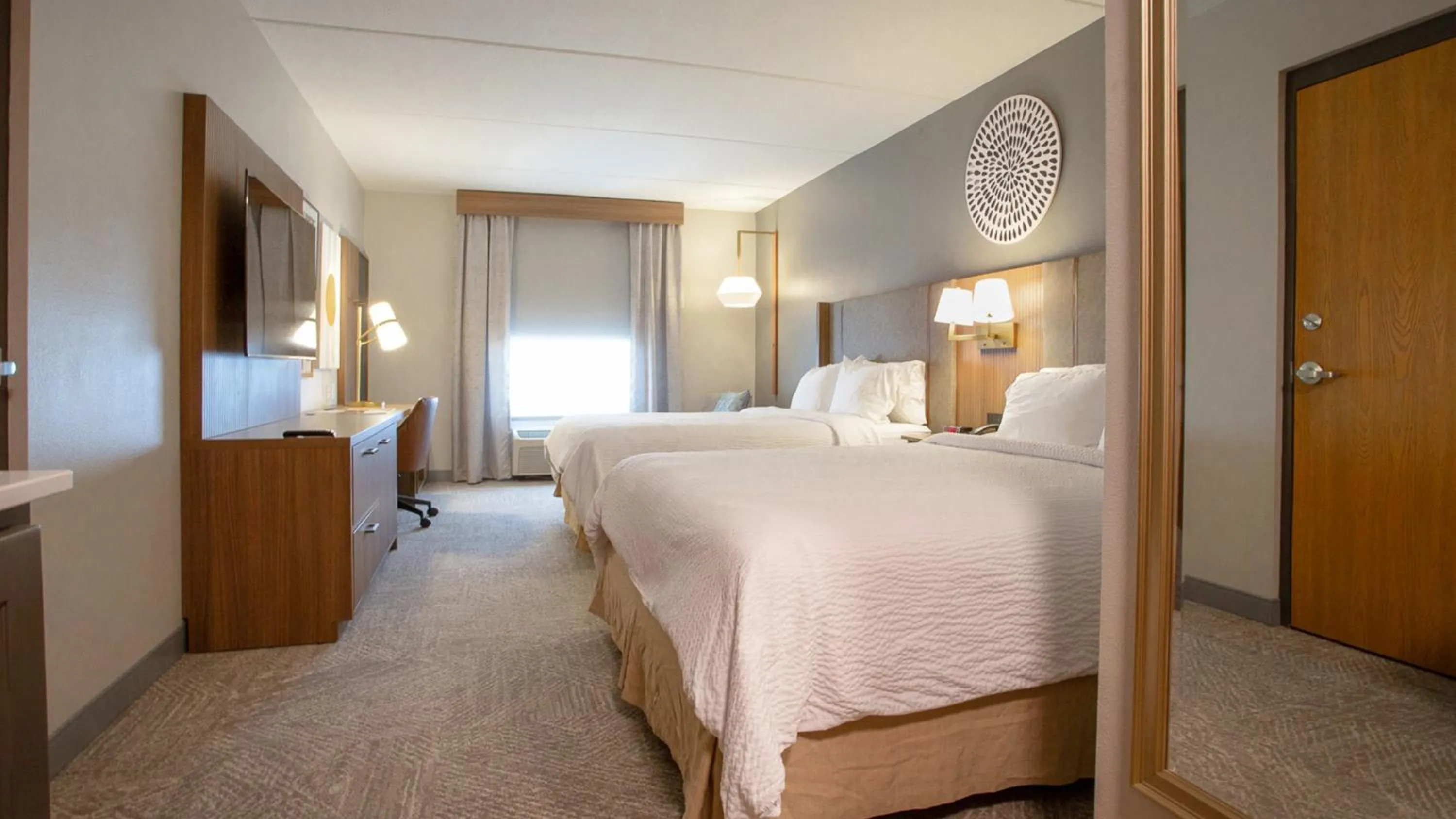 Photo of the whole room, Bed in Holiday Inn Midland by IHG