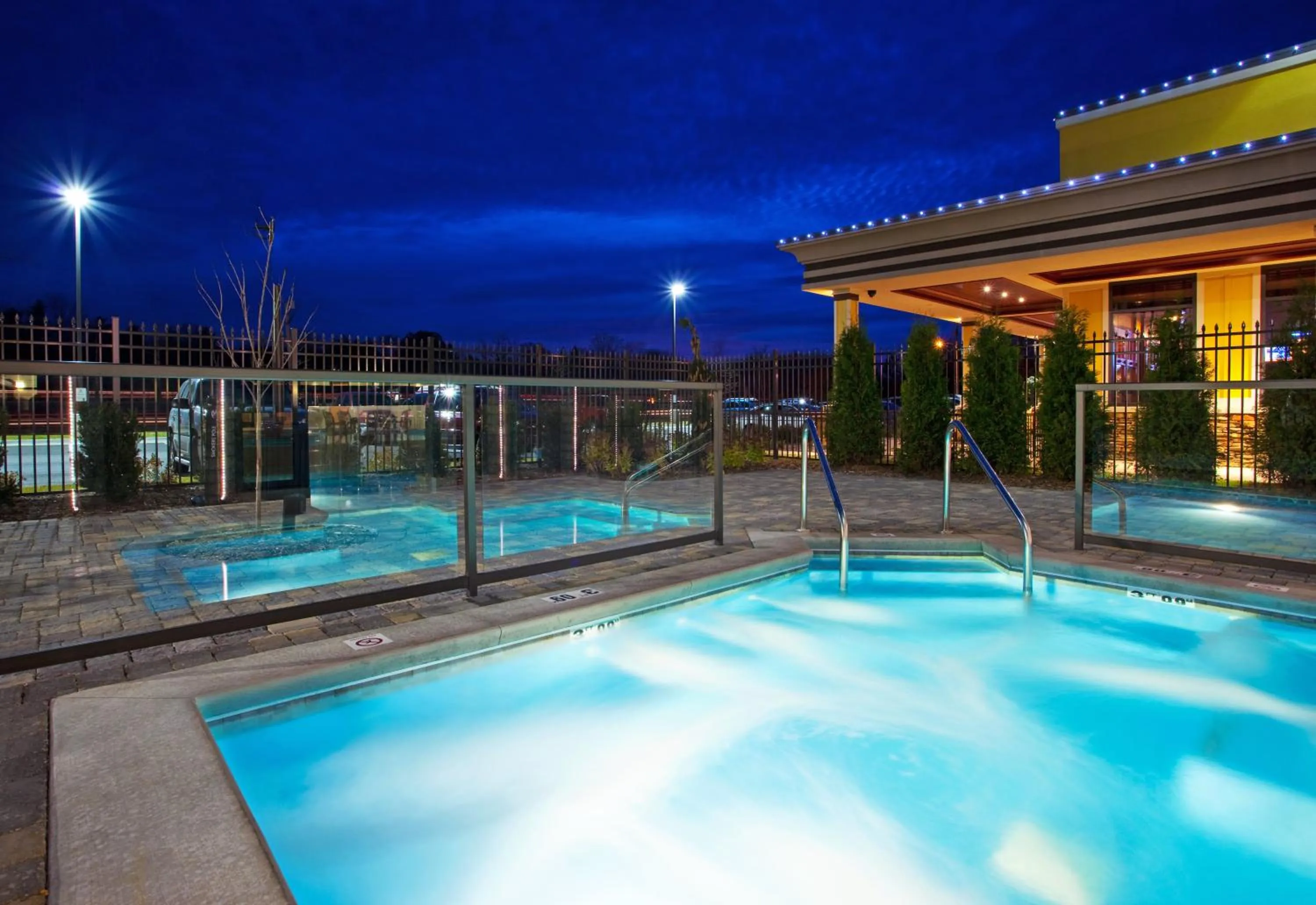 Swimming pool in Holiday Inn Midland by IHG