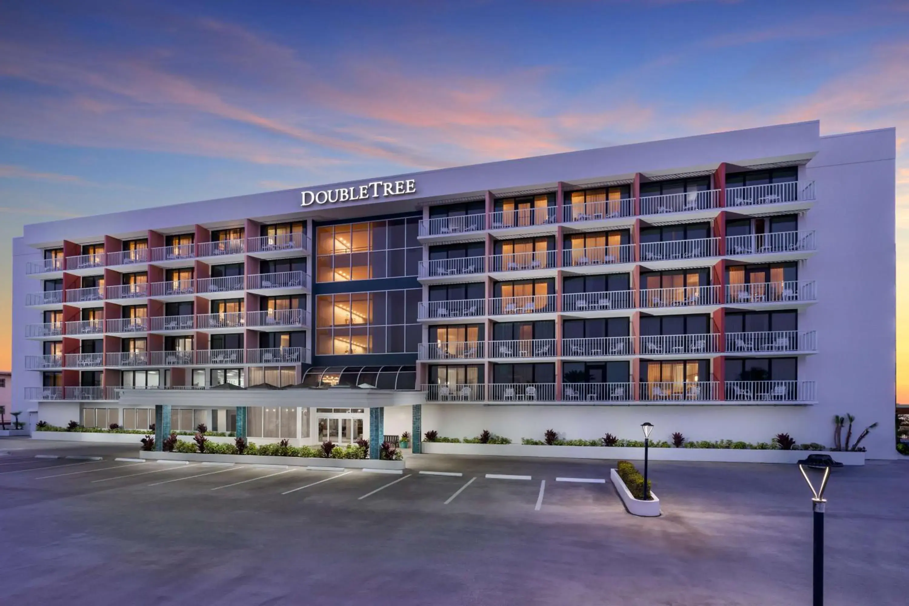 Property building in DoubleTree Beach Resort by Hilton Tampa Bay – North Redington Beach Property building in DoubleTree Beach Resort by Hilton Tampa Bay – North Redington Beach
