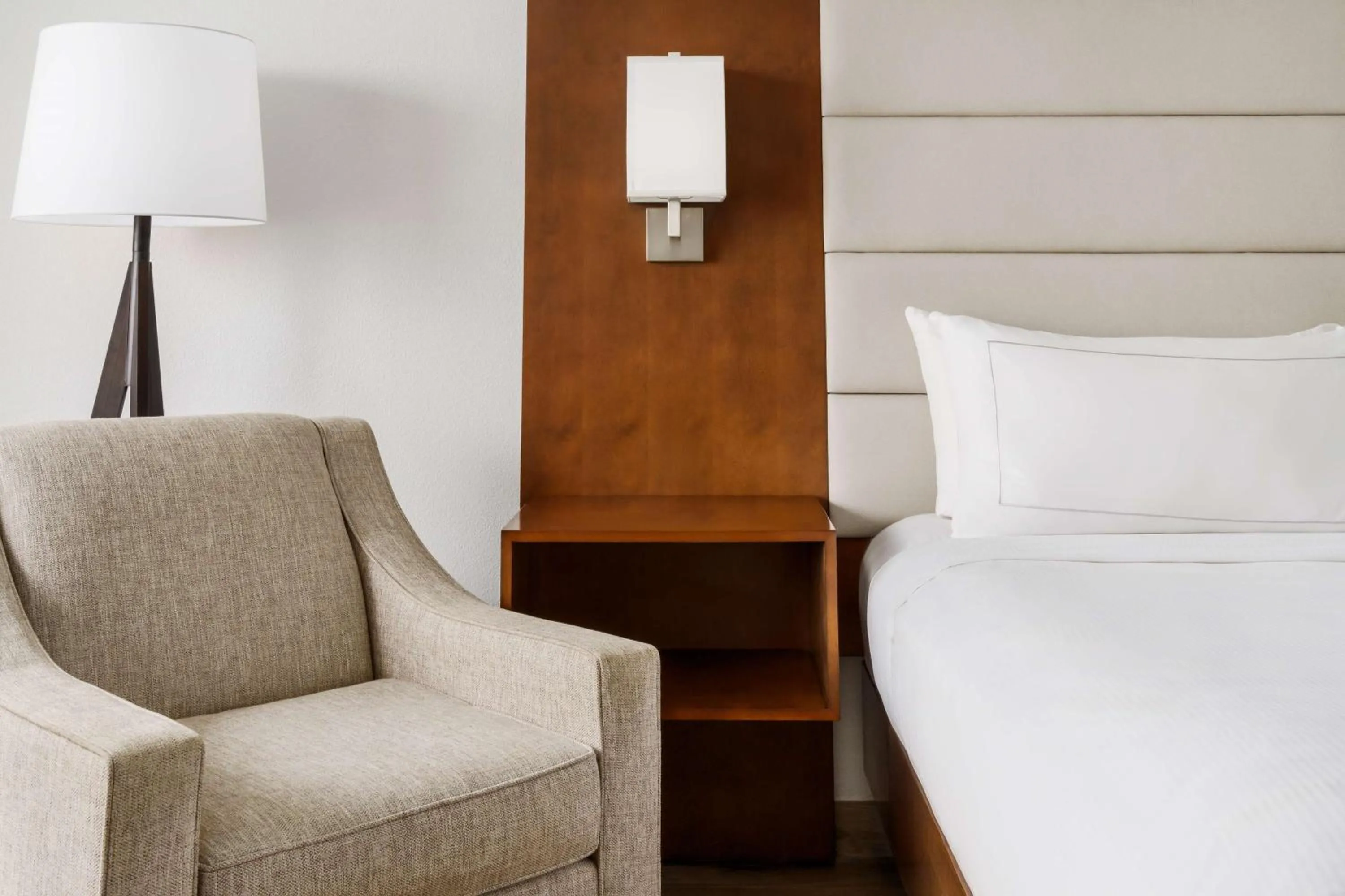 Bed in DoubleTree Beach Resort by Hilton Tampa Bay – North Redington Beach