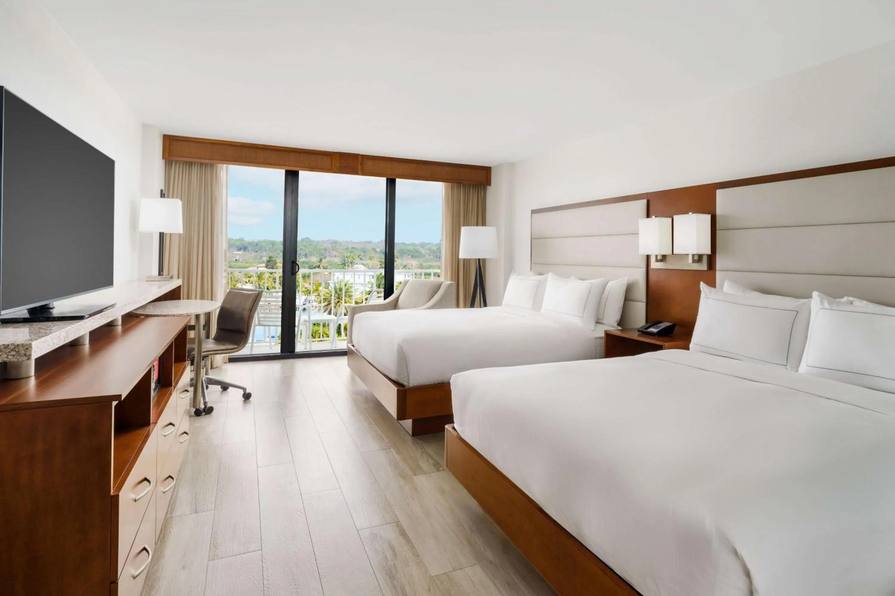 Bed in DoubleTree Beach Resort by Hilton Tampa Bay – North Redington Beach