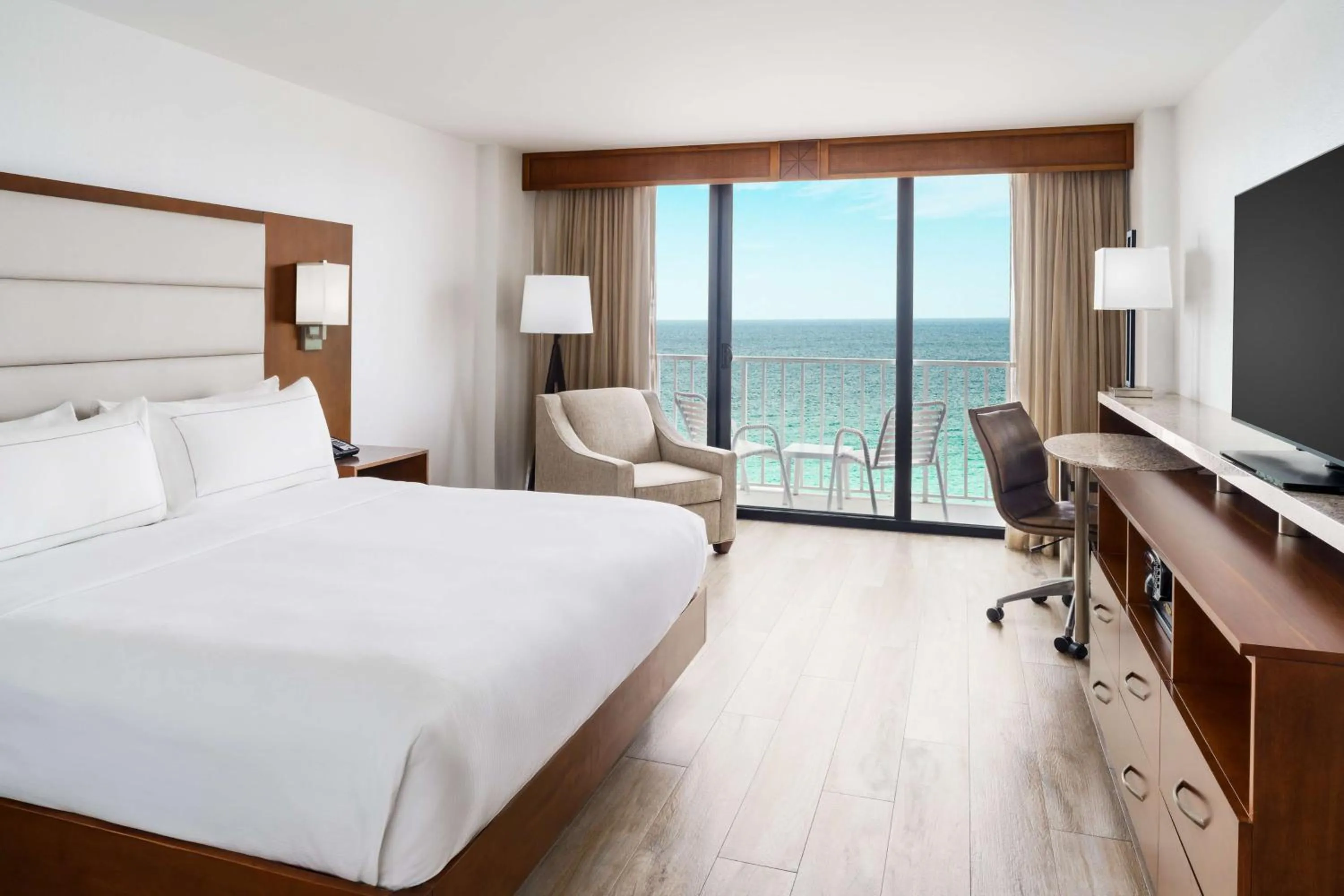 Bed in DoubleTree Beach Resort by Hilton Tampa Bay – North Redington Beach