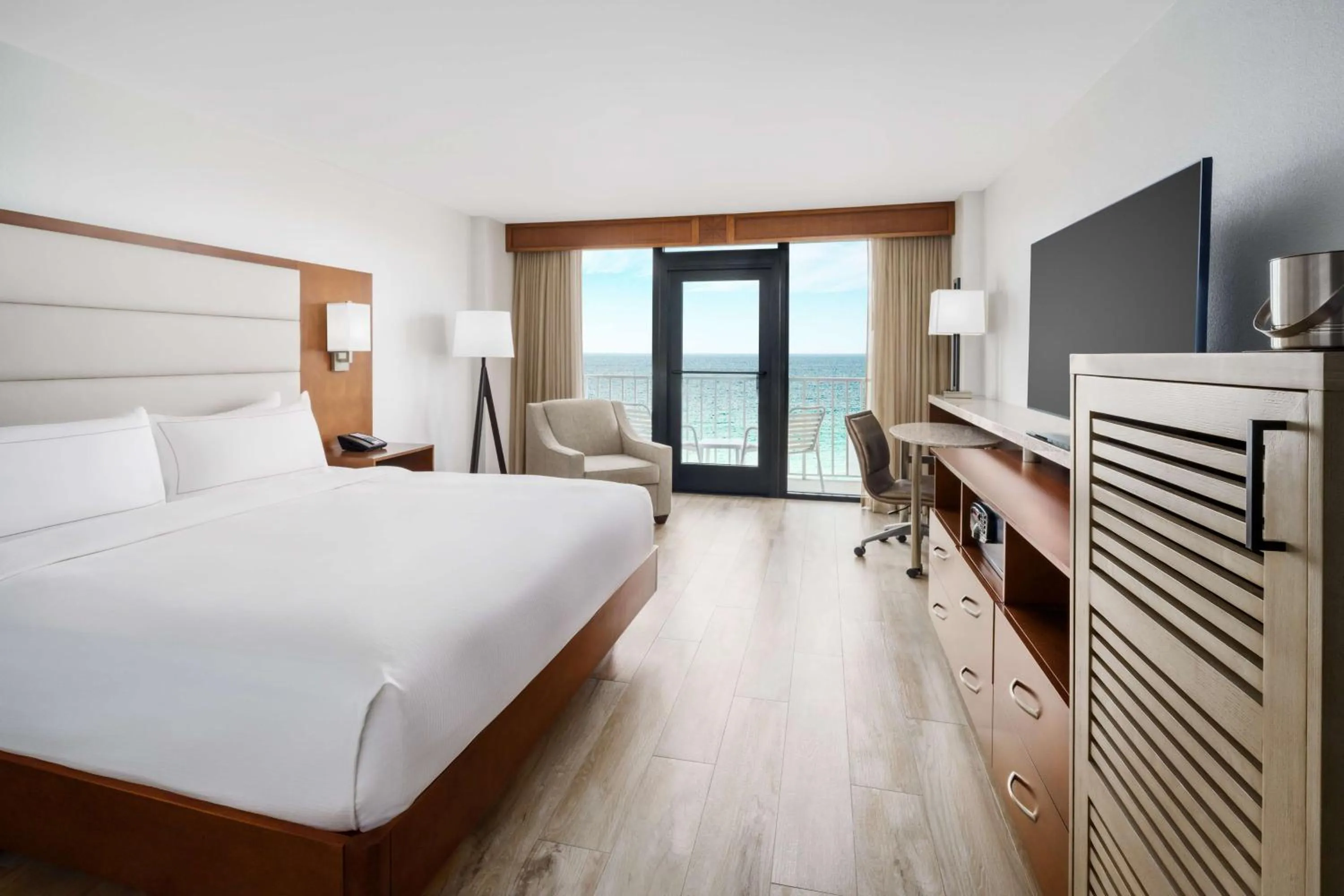 Bed in DoubleTree Beach Resort by Hilton Tampa Bay – North Redington Beach