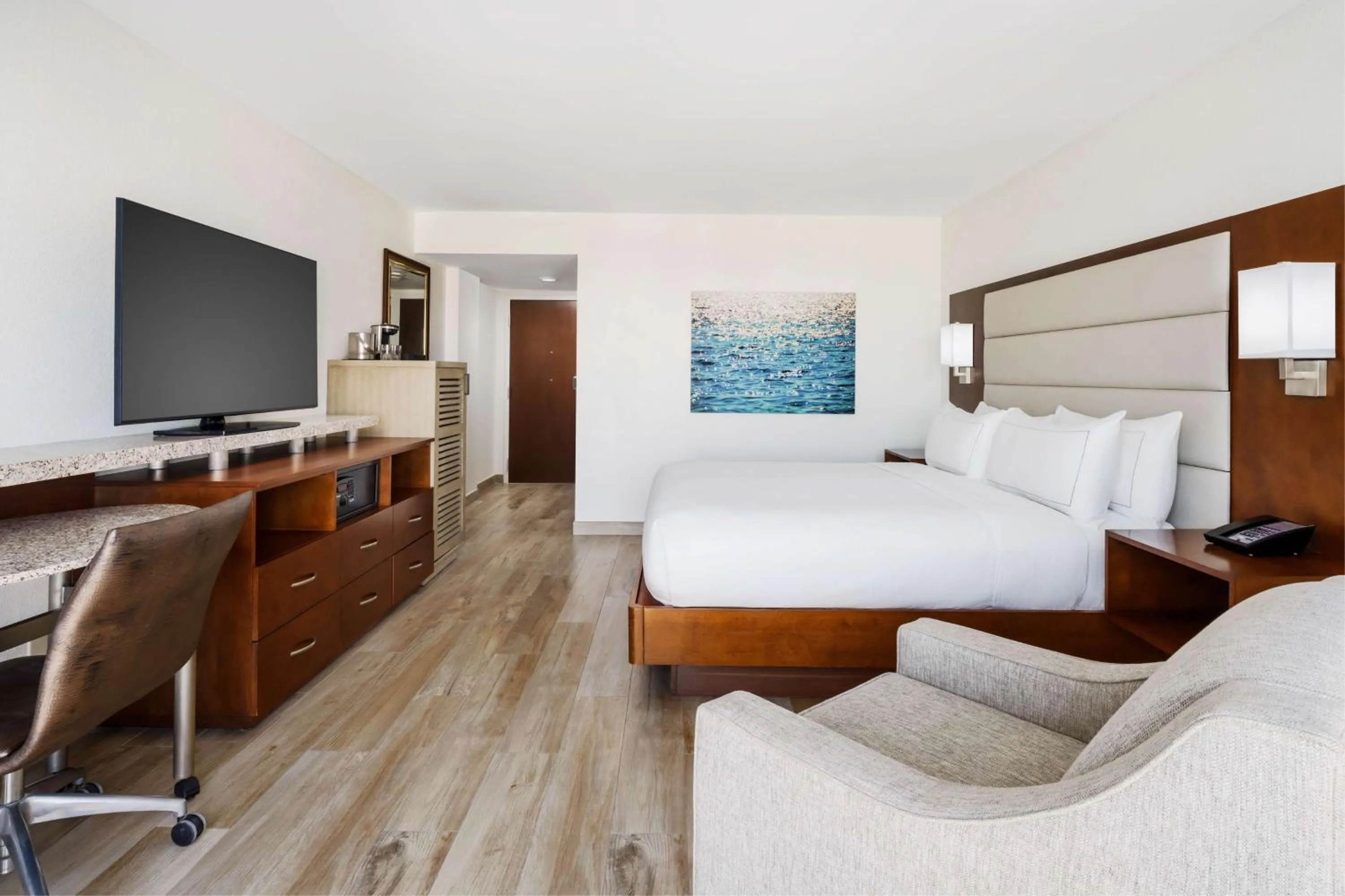 Bed in DoubleTree Beach Resort by Hilton Tampa Bay – North Redington Beach