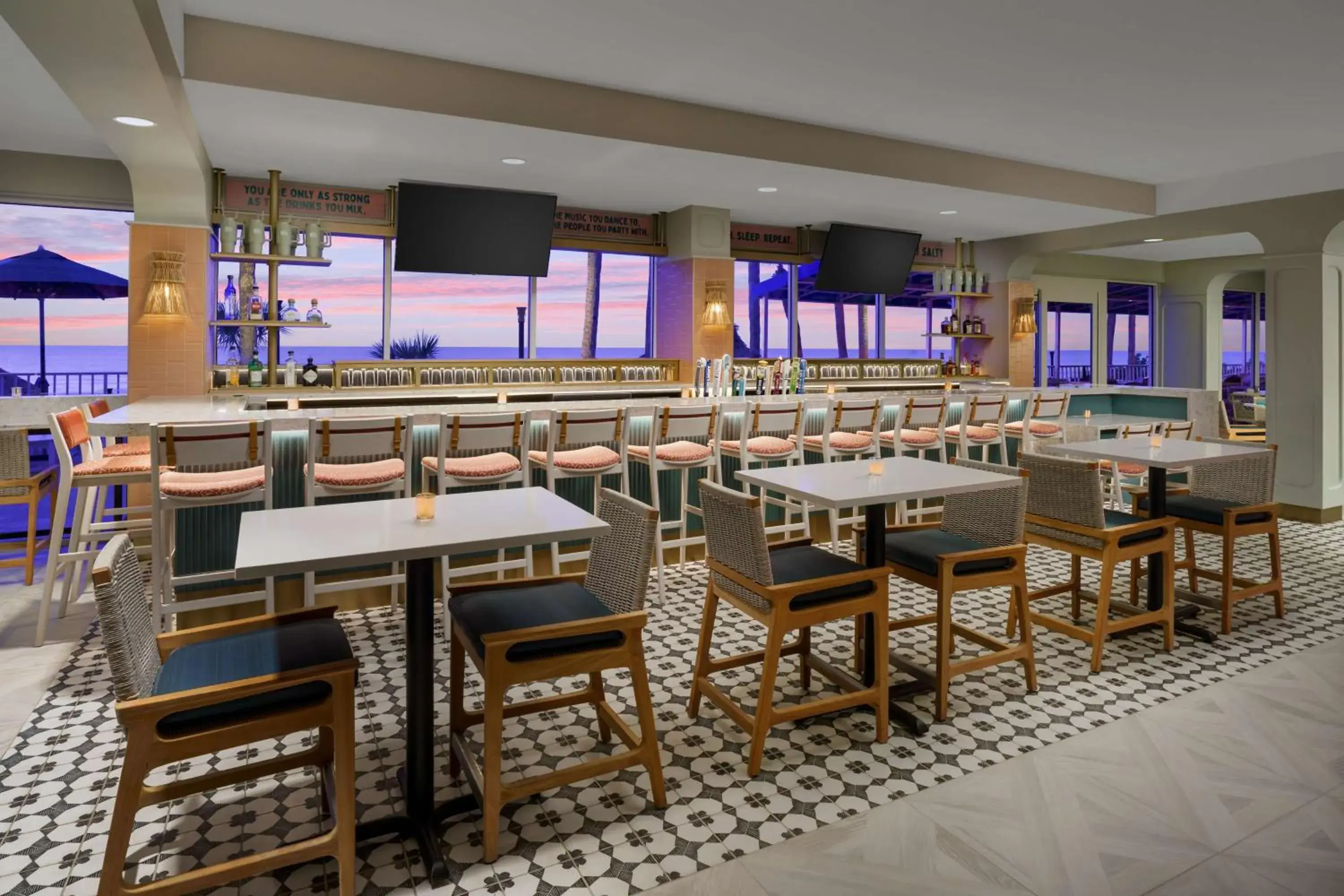 Lounge or bar in DoubleTree Beach Resort by Hilton Tampa Bay – North Redington Beach Lounge or bar in DoubleTree Beach Resort by Hilton Tampa Bay – North Redington Beach