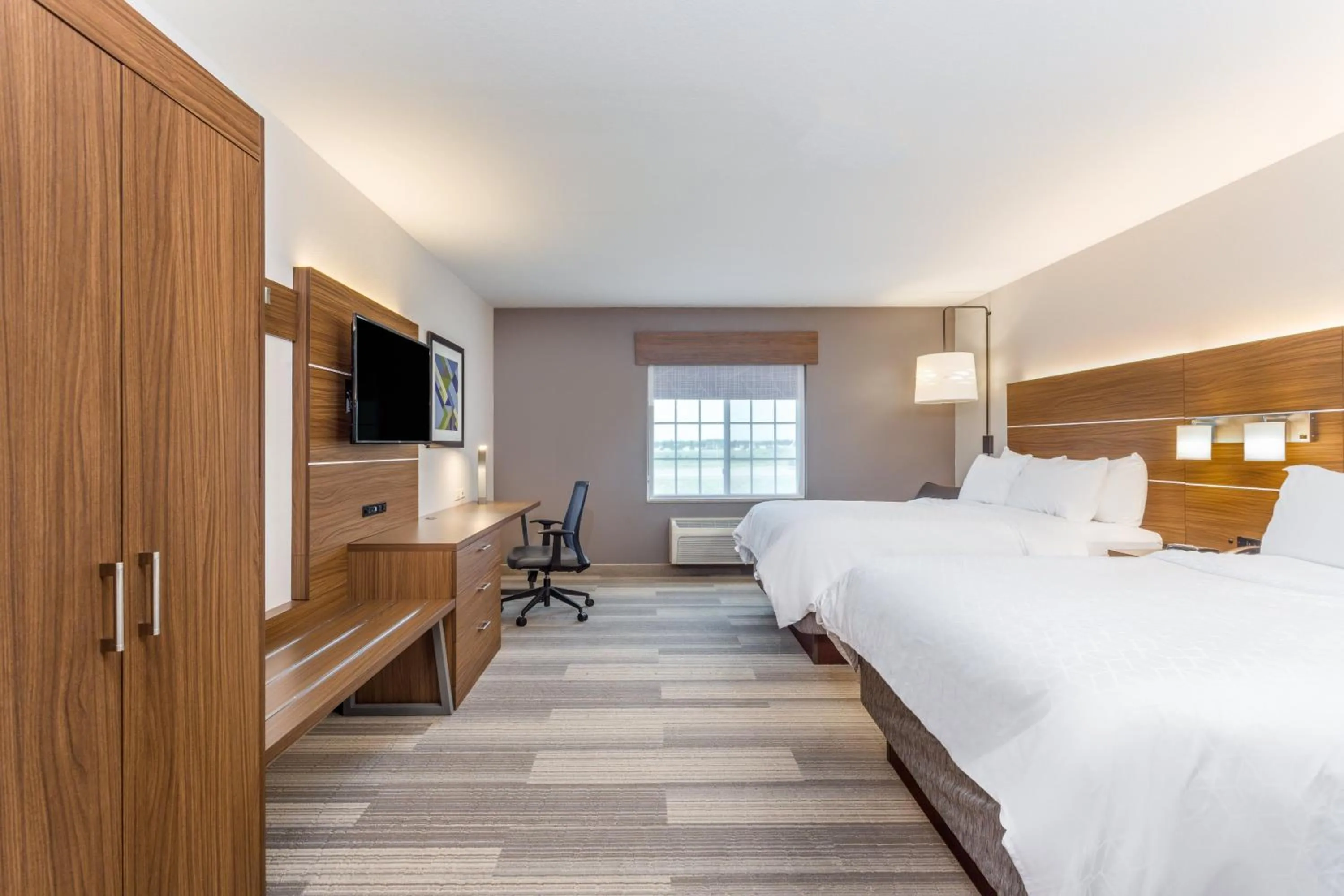 Photo of the whole room, Bed in Holiday Inn Express Hotel & Suites Eau Claire North by IHG