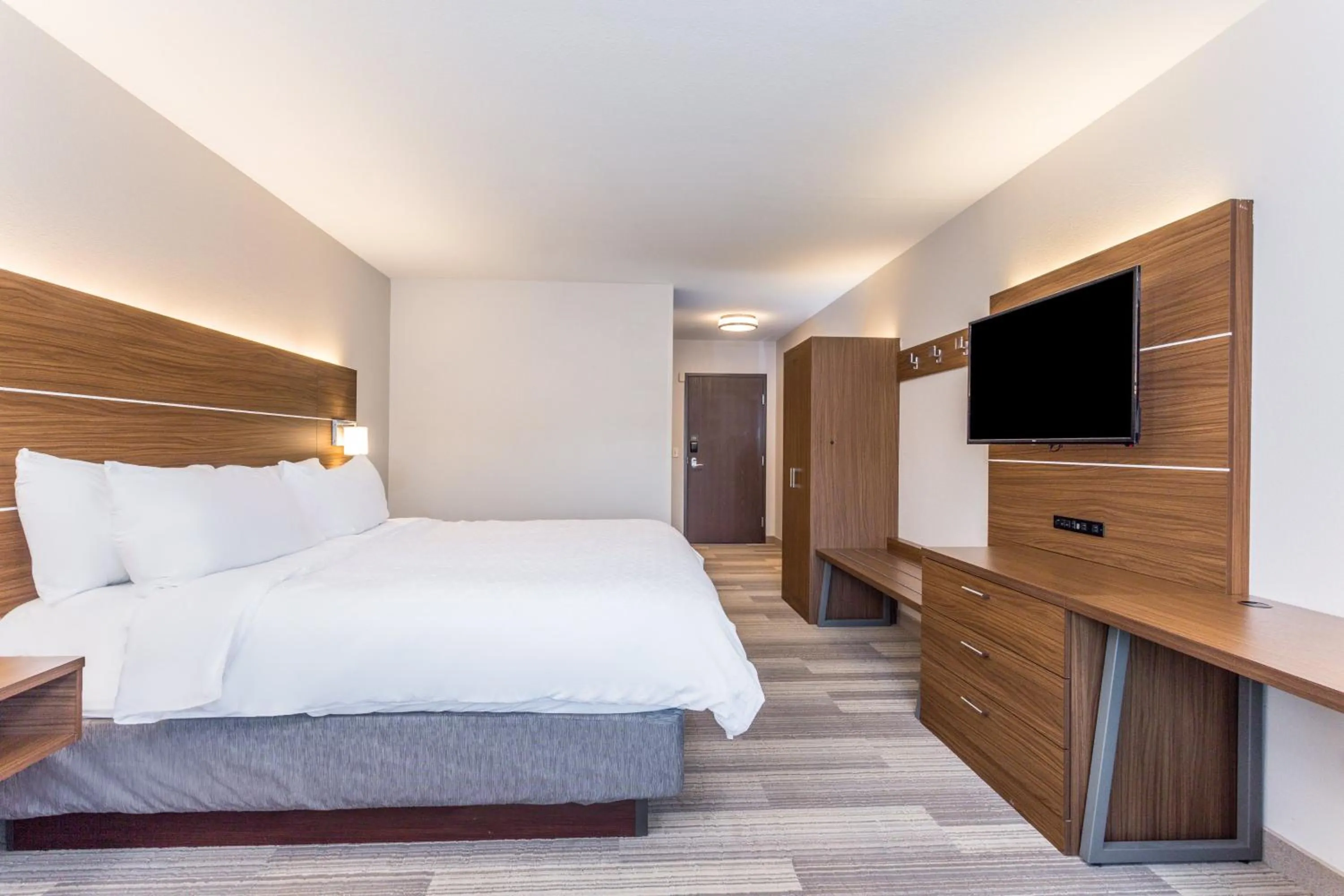 Photo of the whole room, Bed in Holiday Inn Express Hotel & Suites Eau Claire North by IHG