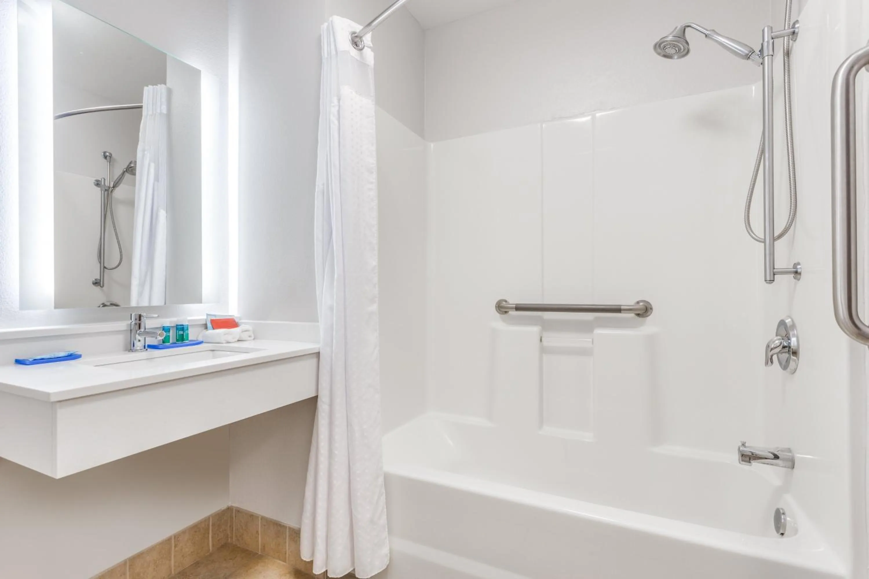 Photo of the whole room in Holiday Inn Express Hotel & Suites Eau Claire North by IHG