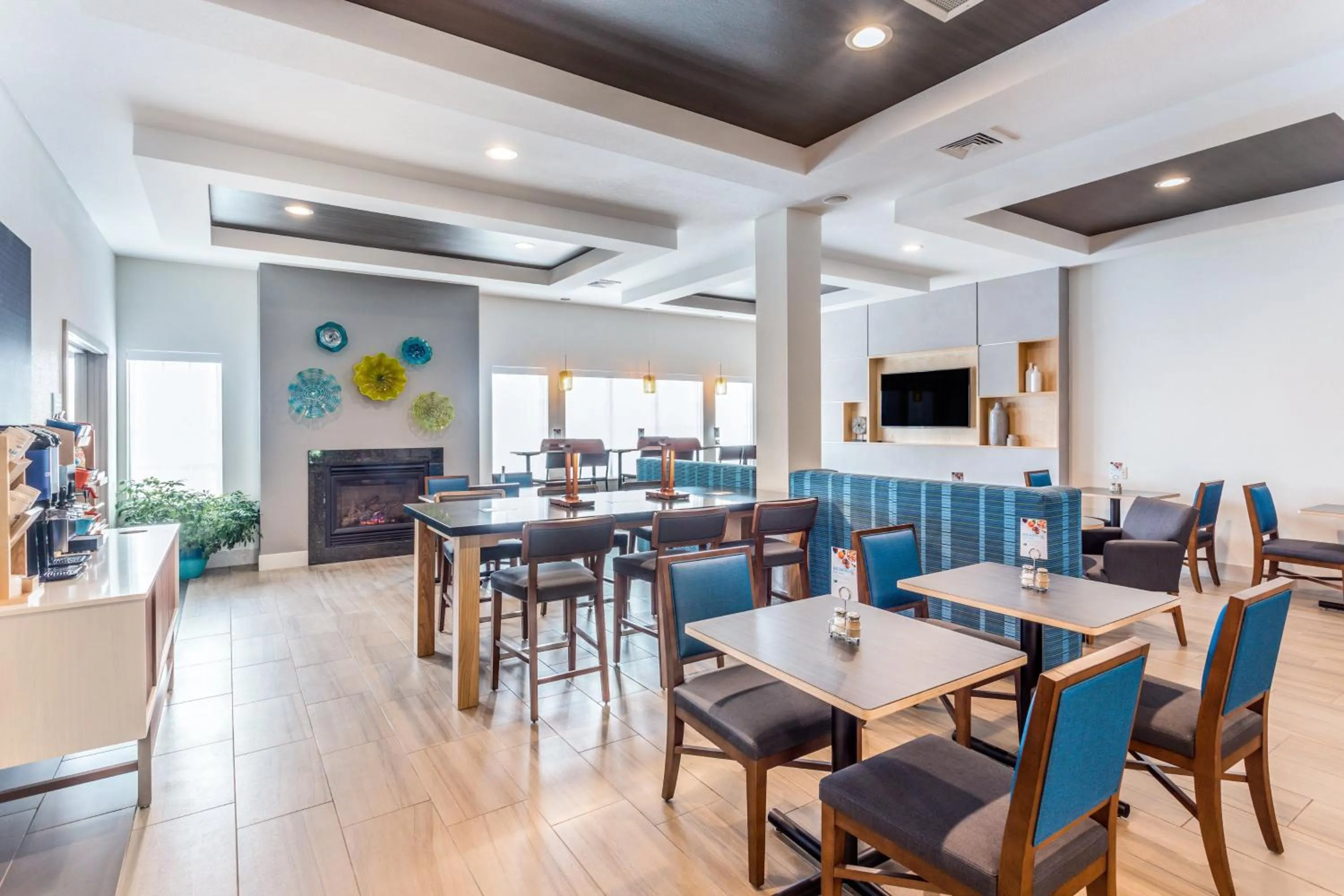 Breakfast in Holiday Inn Express Hotel & Suites Eau Claire North by IHG