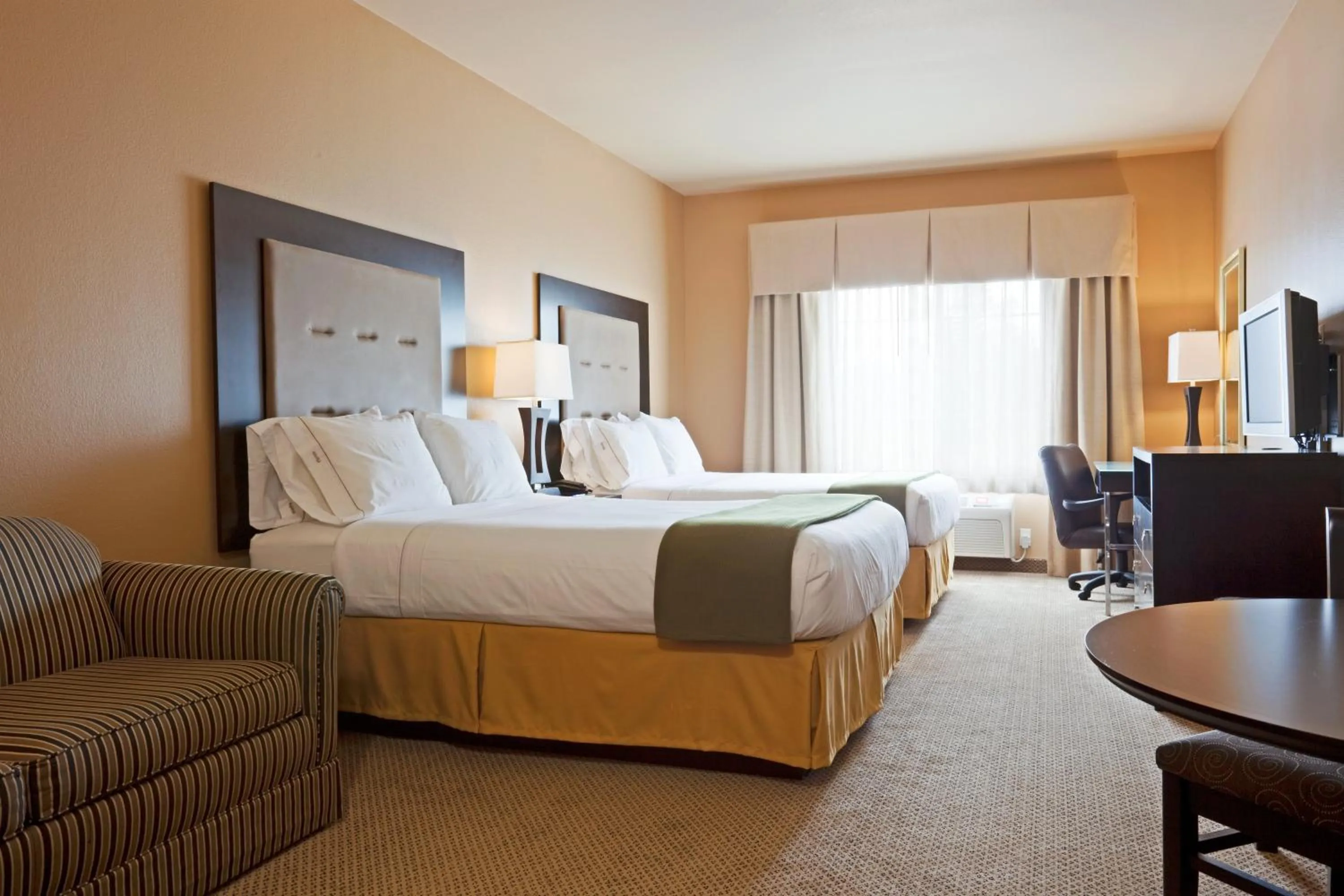Photo of the whole room, Bed in Holiday Inn Express Hotel & Suites Eau Claire North by IHG