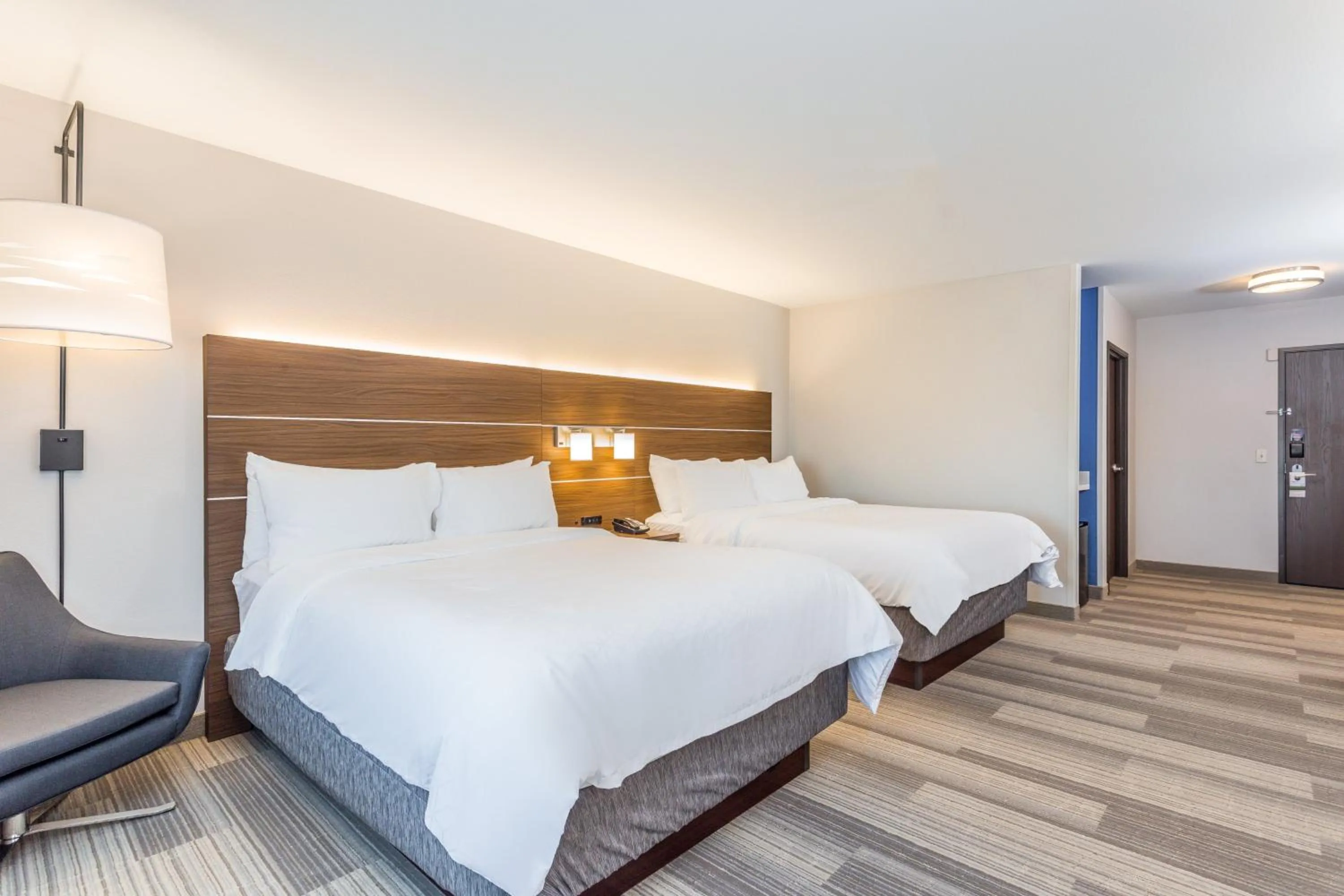 Photo of the whole room, Bed in Holiday Inn Express Hotel & Suites Eau Claire North by IHG