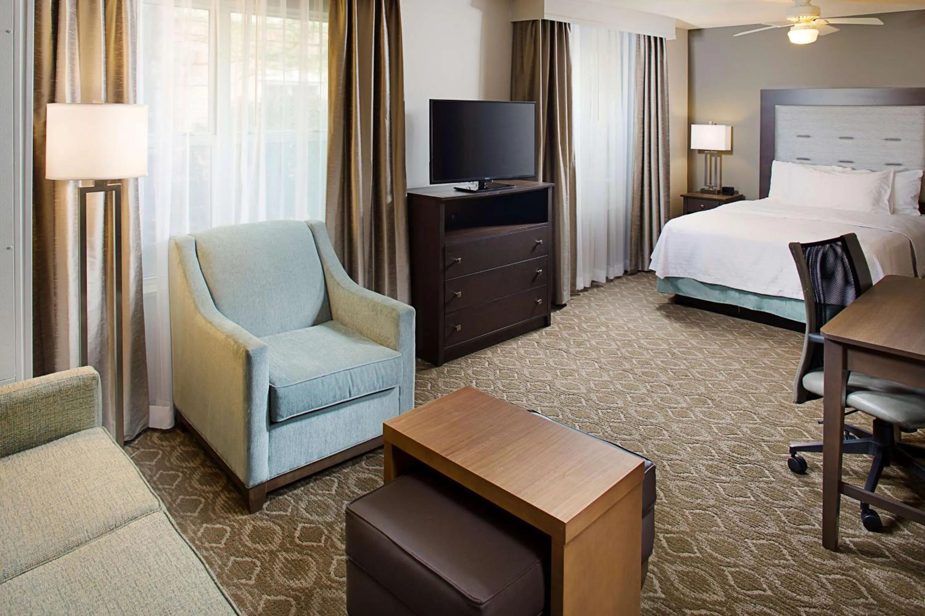Living room, Bed in Homewood Suites by Hilton Cleveland-Solon