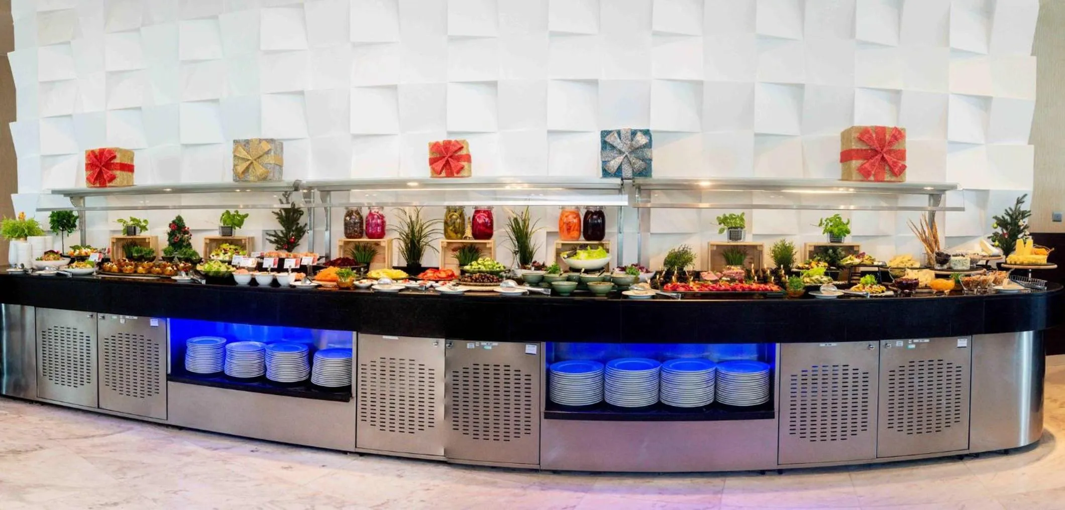 Restaurant/places to eat in Holiday Inn Abu Dhabi by IHG