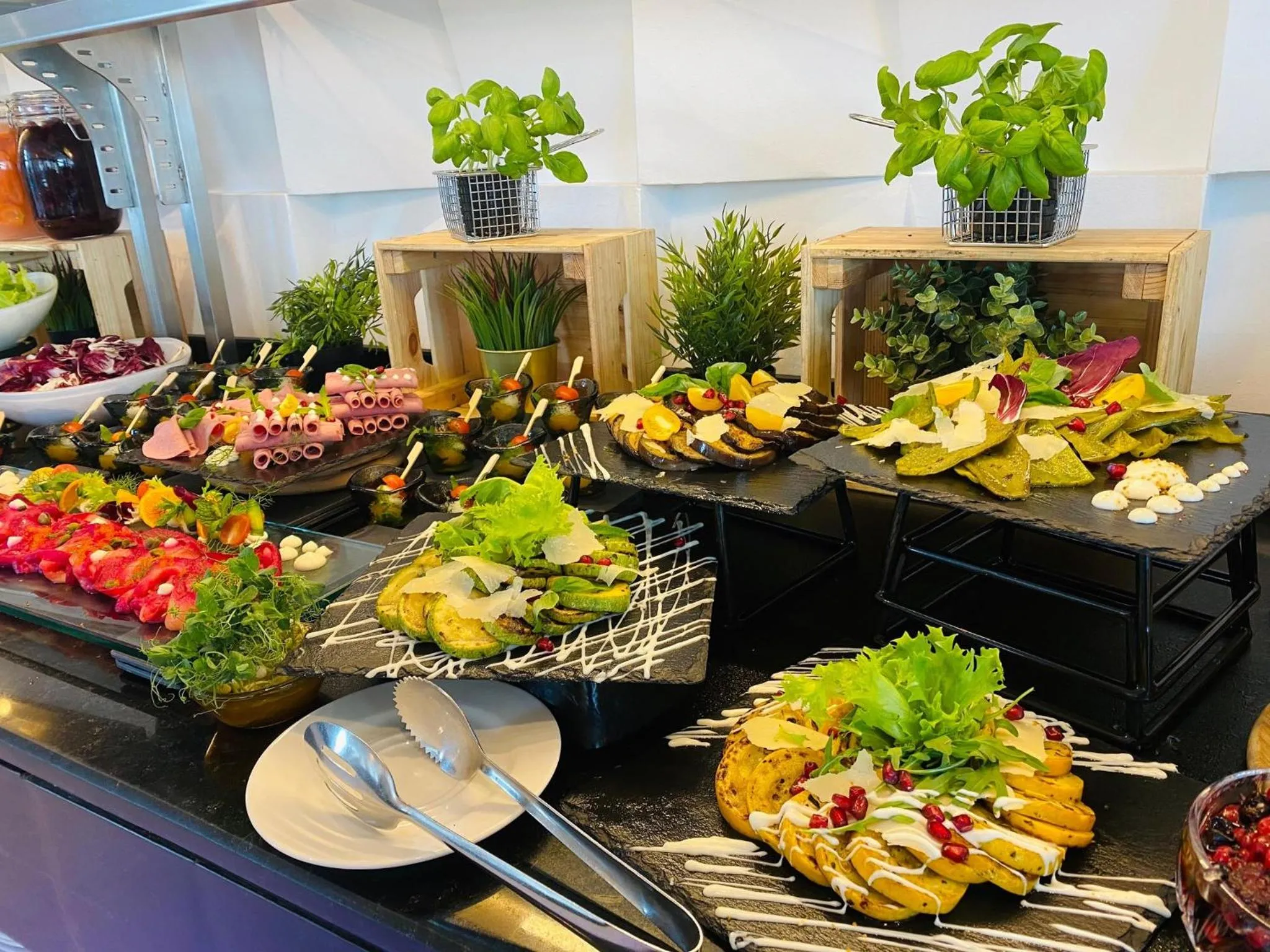 Restaurant/places to eat in Holiday Inn Abu Dhabi by IHG