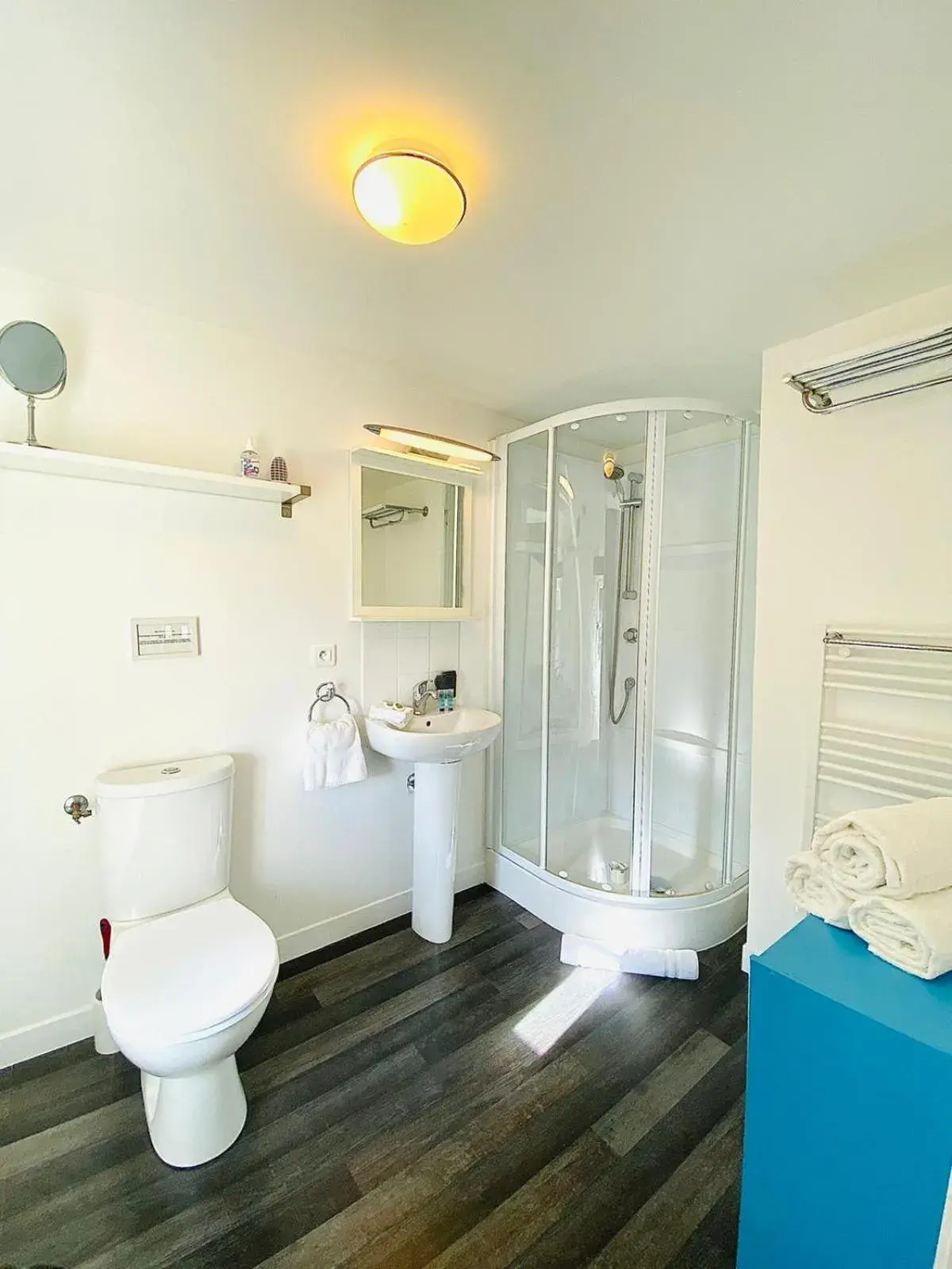 Queen Room with Pool View in Labarthe Queen Room with Pool View in Labarthe