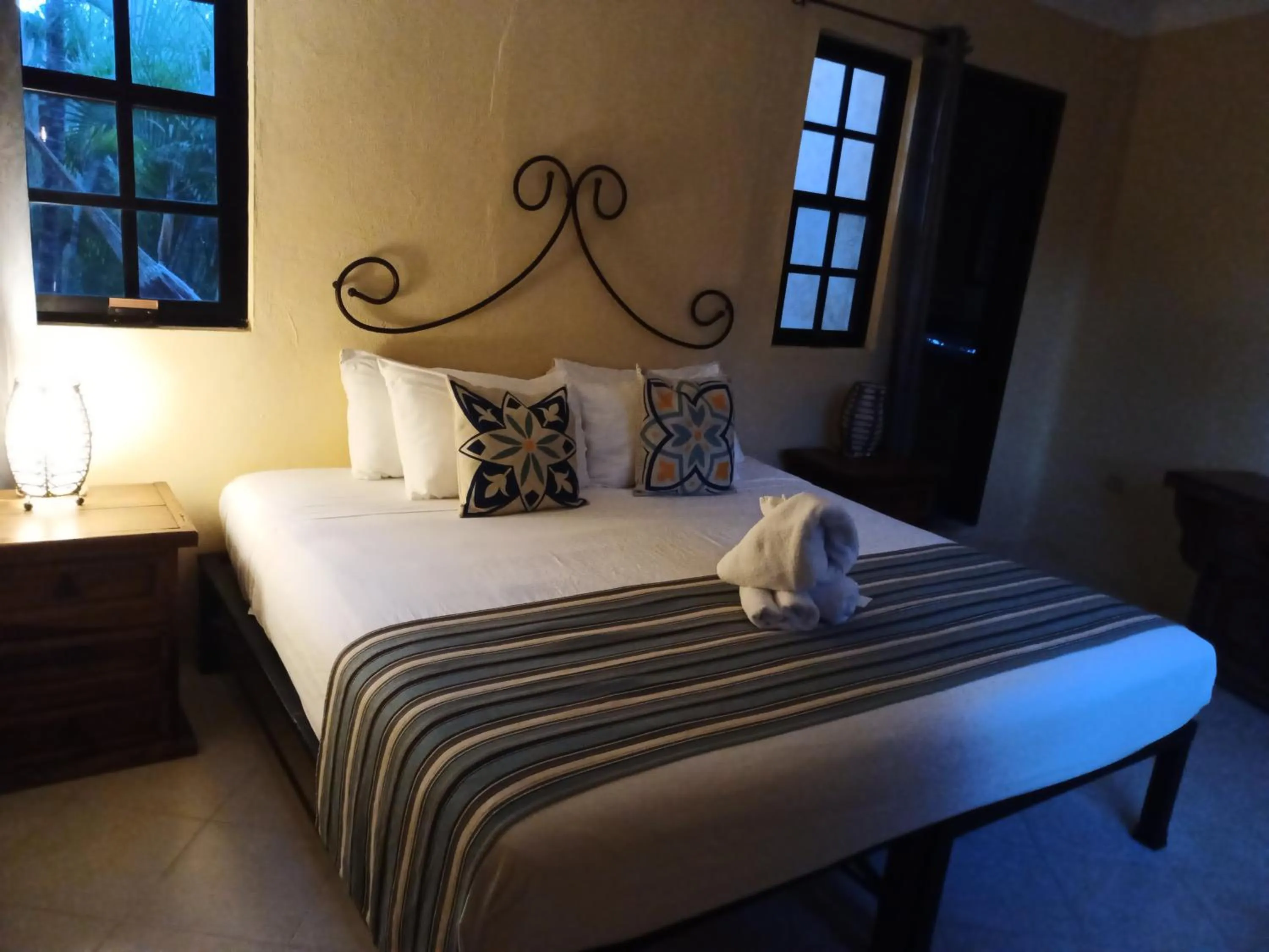 Text overlay, Bed in Hotel Barrio Latino