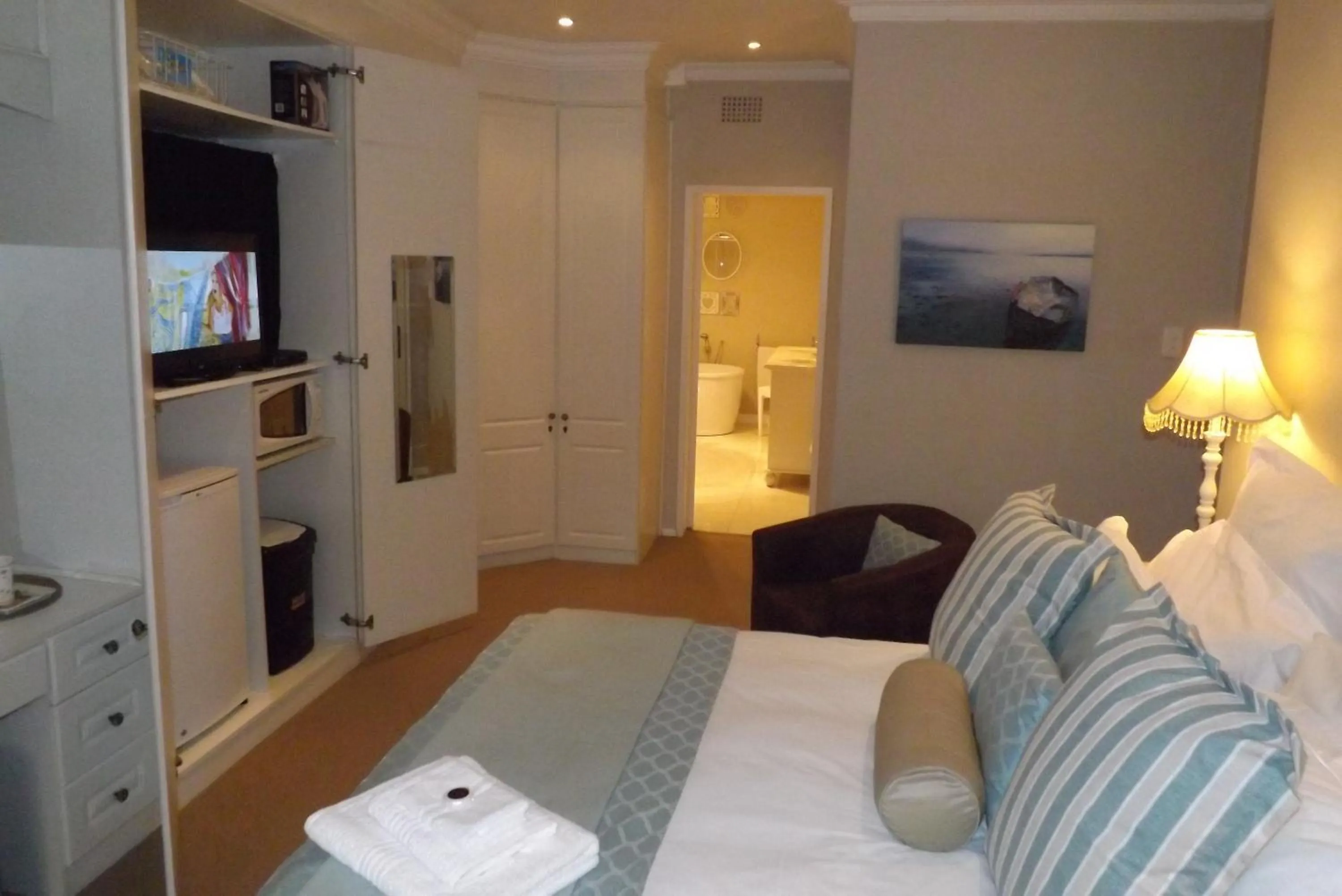 Bathroom, Bed in Tiree B&B