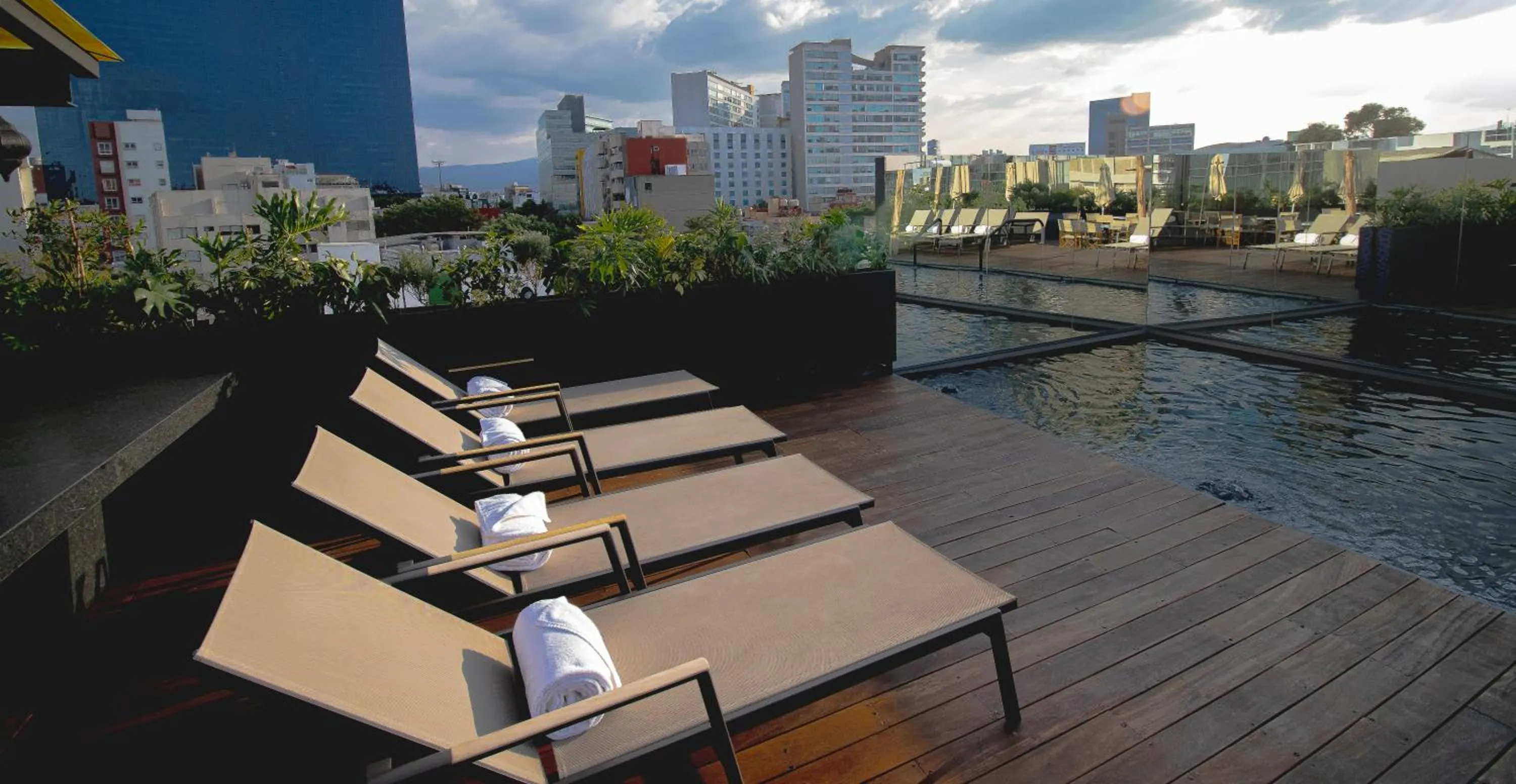 Swimming pool in Hive Nápoles by G Hotels