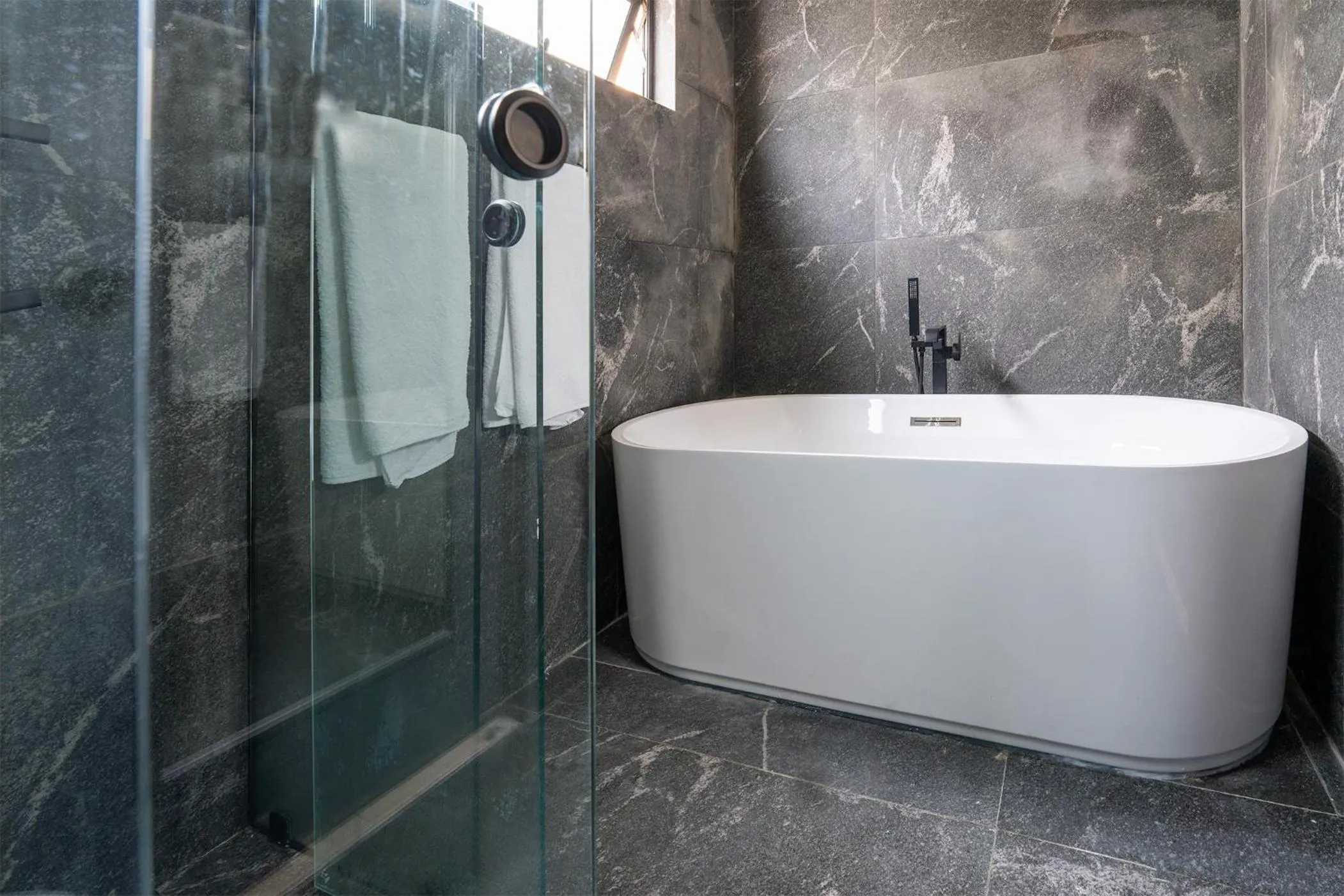 Shower in Hive Nápoles by G Hotels