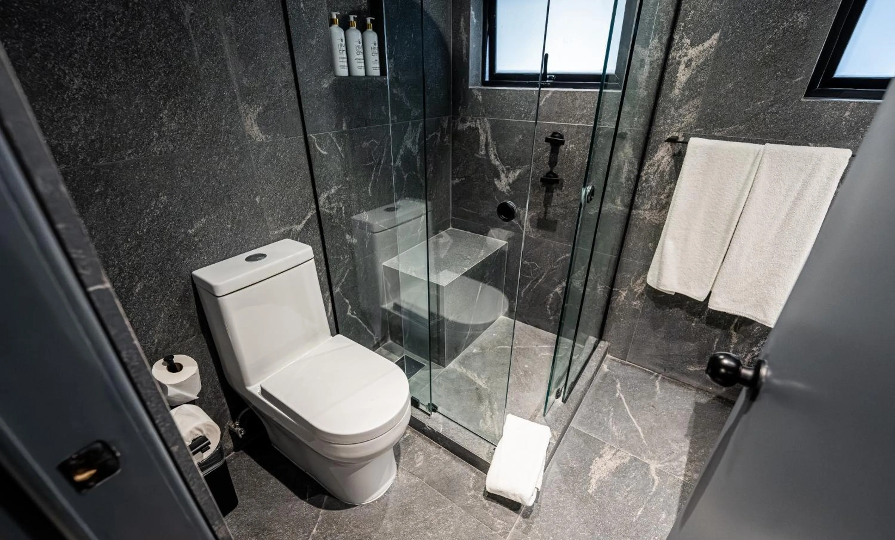 Shower in Hive Nápoles by G Hotels