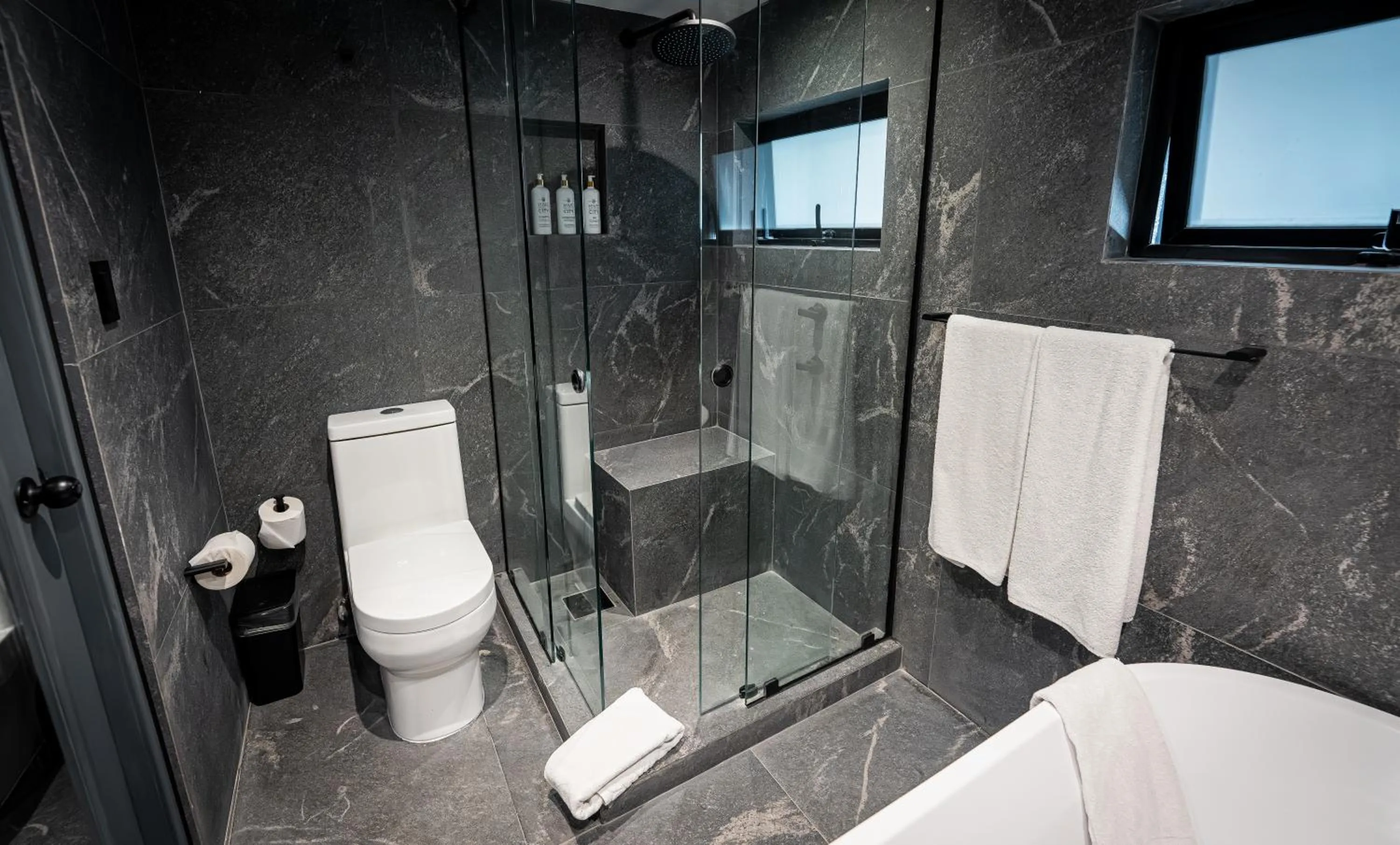 Bathroom in Hive Nápoles by G Hotels