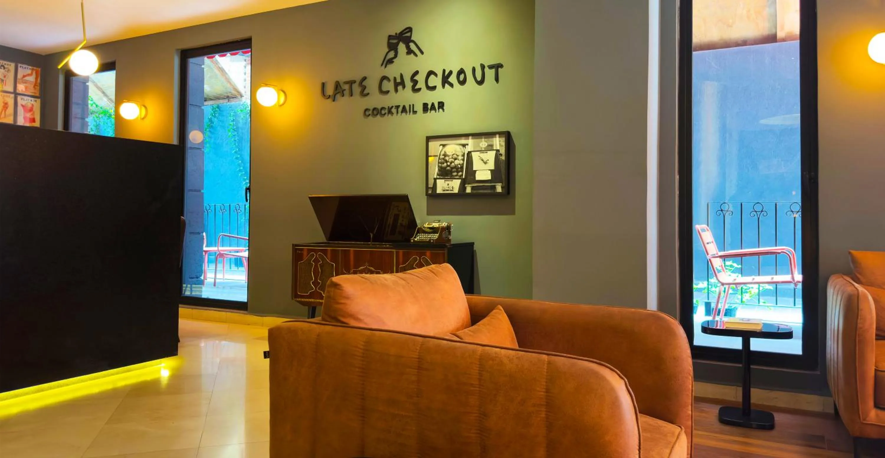 Seating area in Hive Nápoles by G Hotels