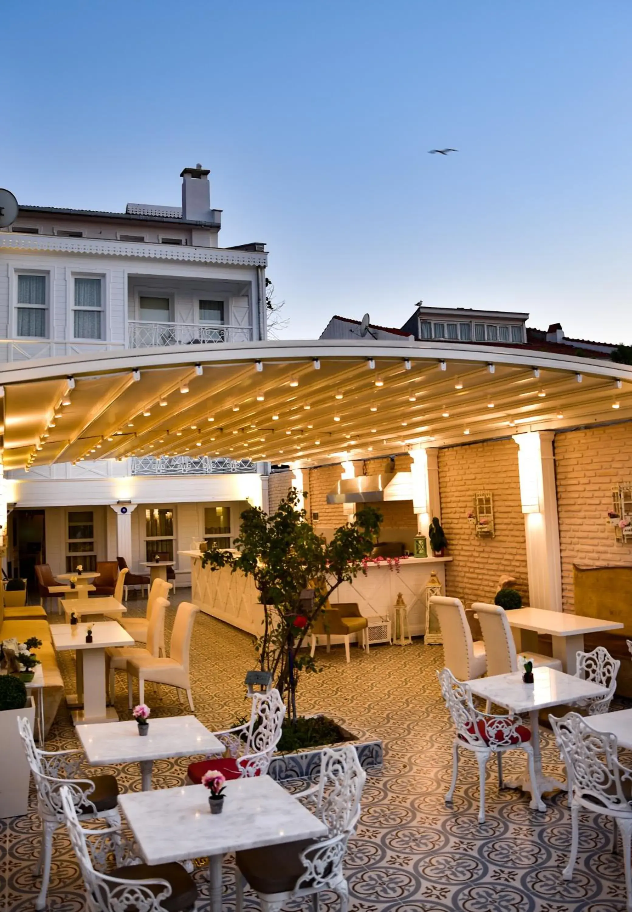 Property building in Büyükada Port Hotel Property building in Büyükada Port Hotel