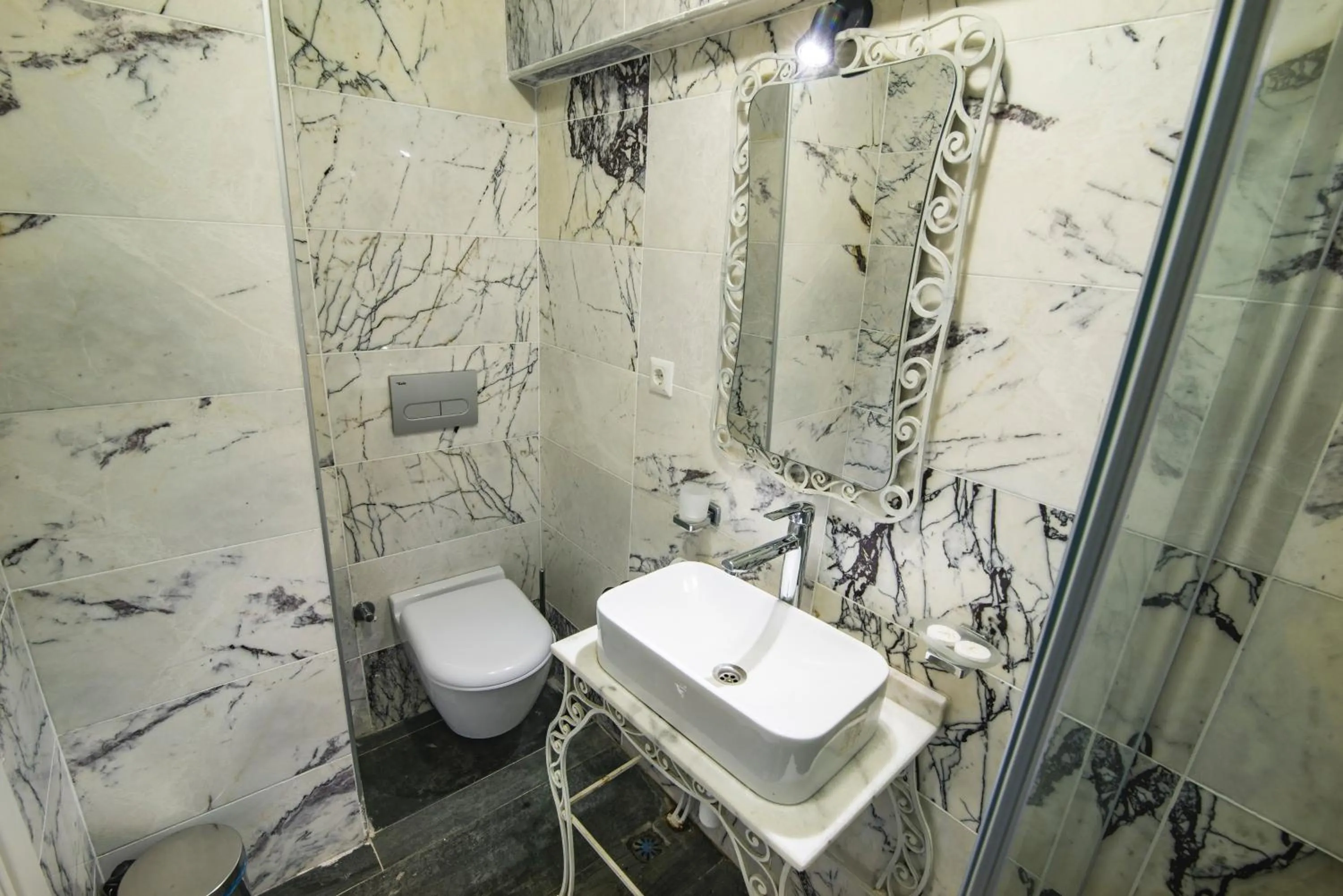 Bathroom in Büyükada Port Hotel