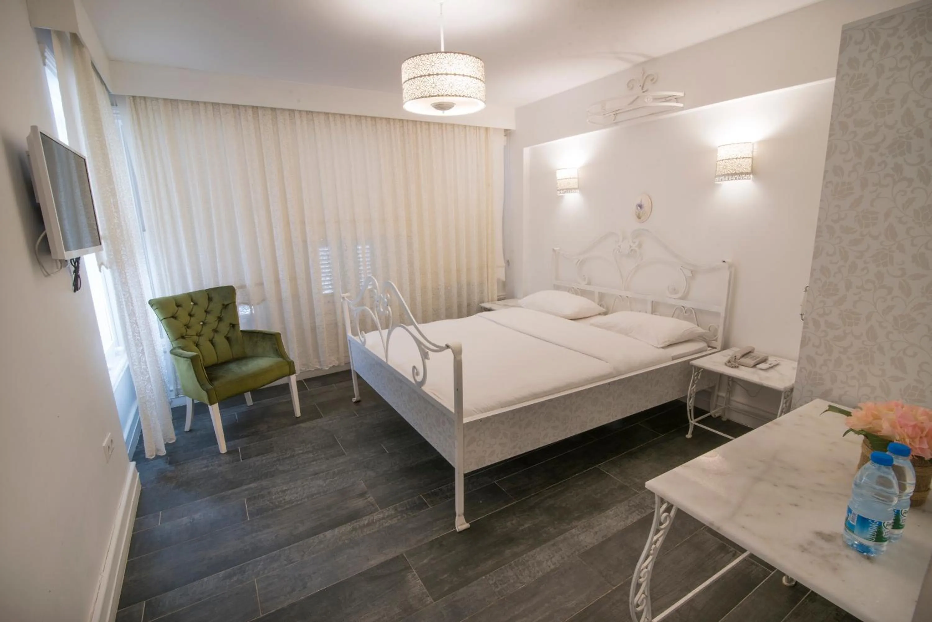 Photo of the whole room in Büyükada Port Hotel