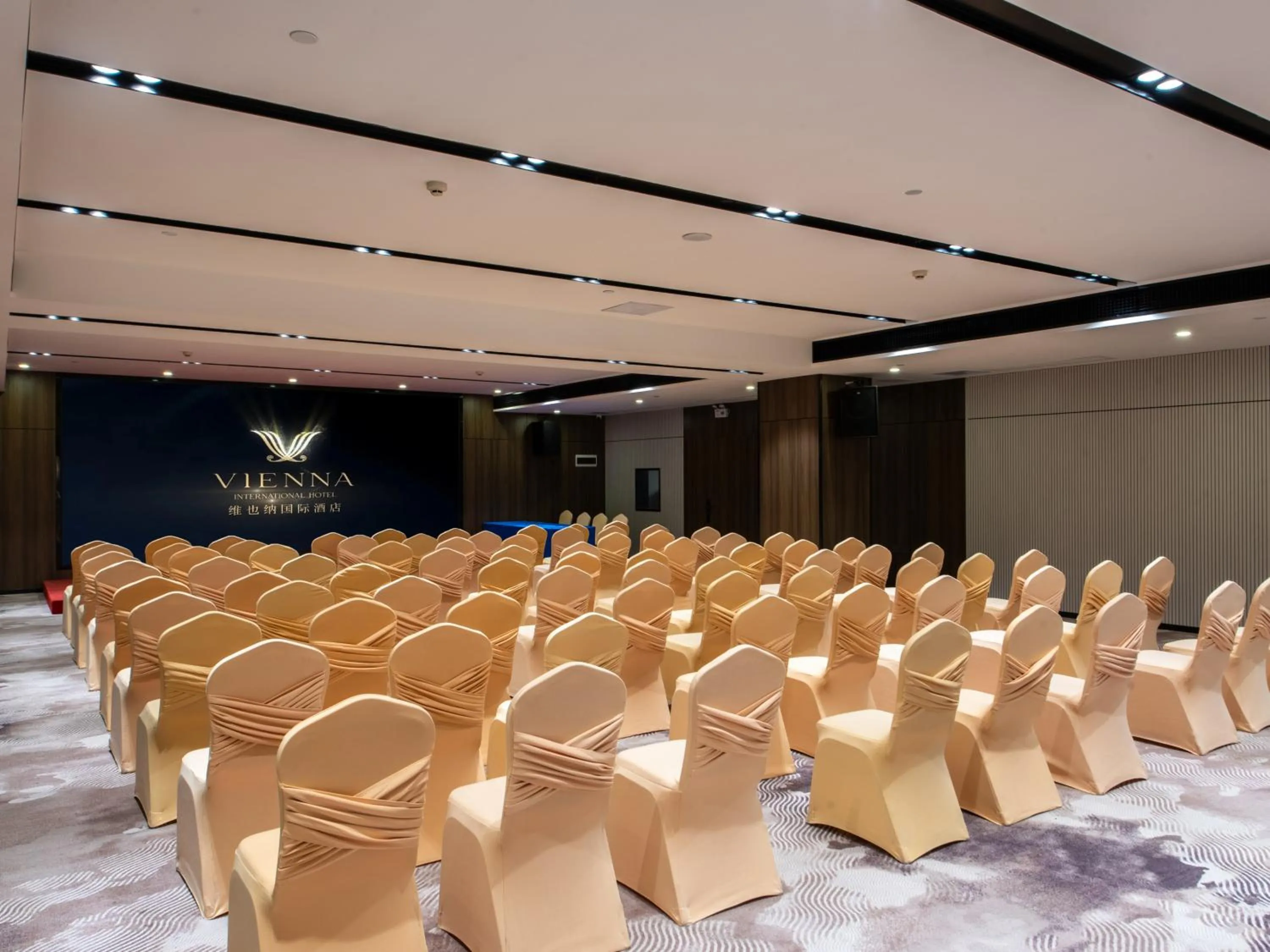 Meeting/conference room in Vienna International Hotel Guangzhou Baiyun International Conference Center