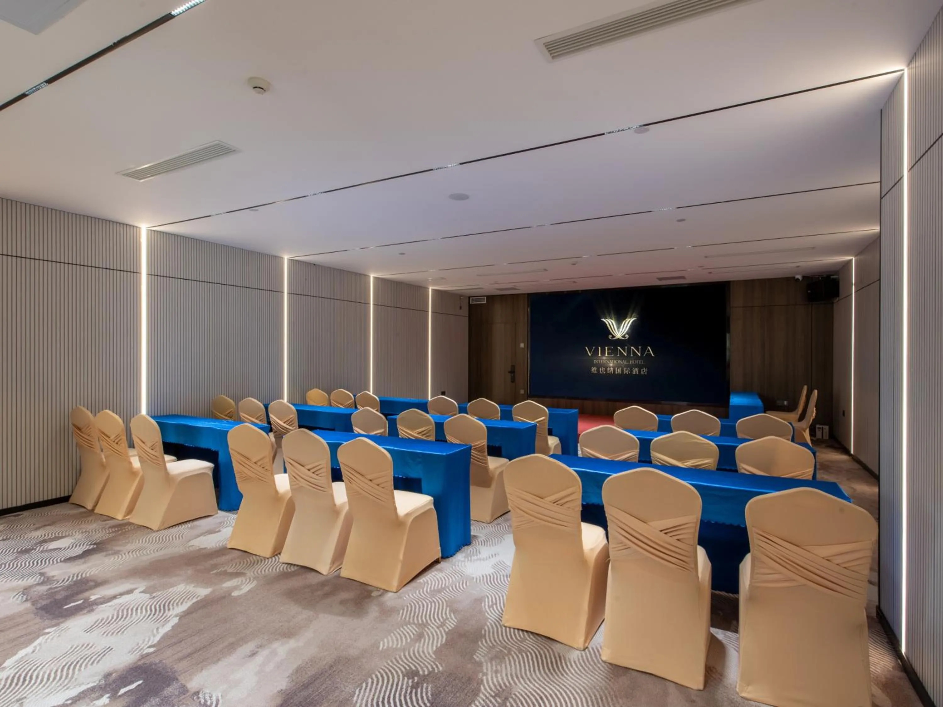 Meeting/conference room in Vienna International Hotel Guangzhou Baiyun International Conference Center