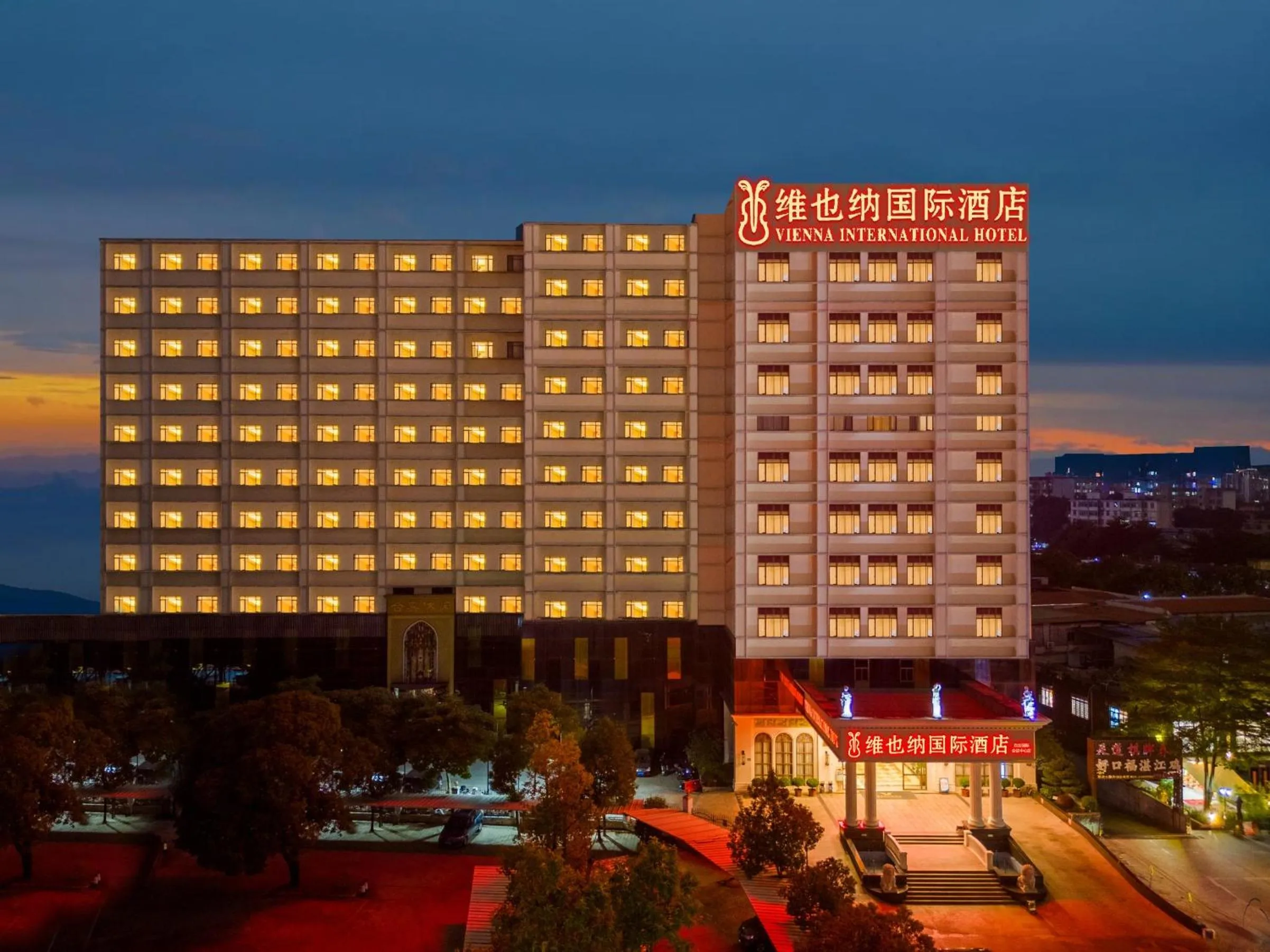 Property building in Vienna International Hotel Guangzhou Baiyun International Conference Center