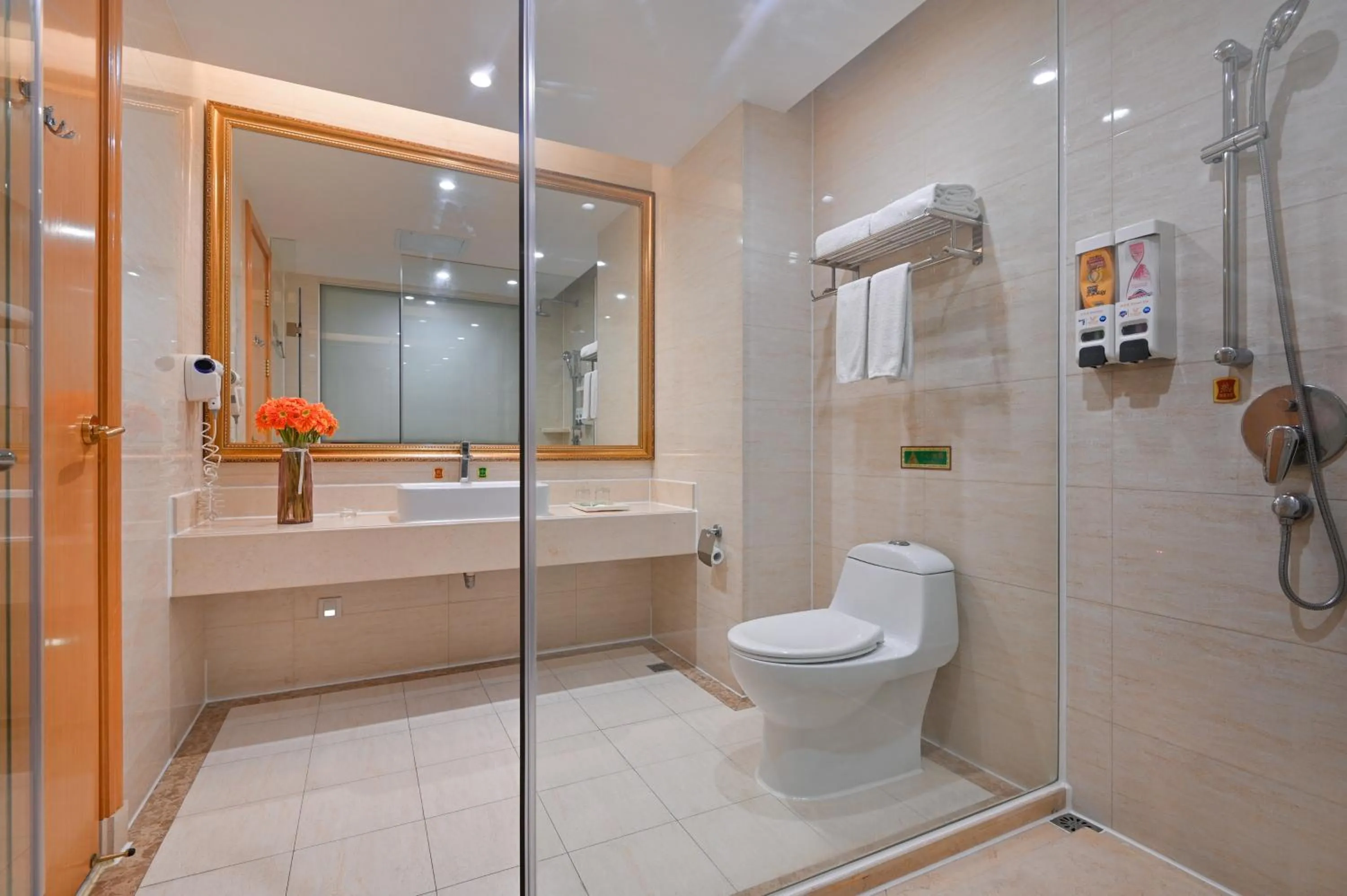 Shower in Vienna International Hotel Guangzhou Baiyun International Conference Center